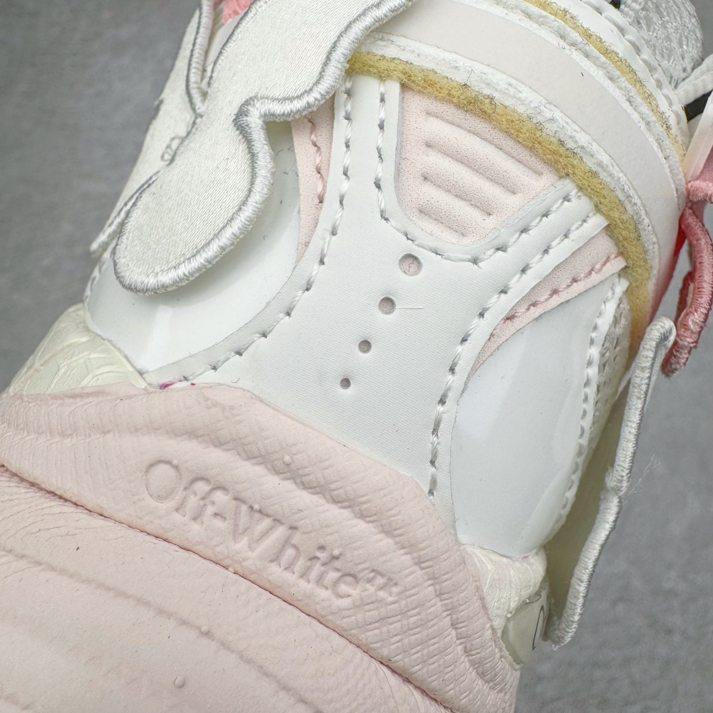 图片[13]-＃KX Off-White 2024年OW最新款跑鞋 #百分百原盒正确版 原楦原纸板数据开发 4层分离大底#鞋面采用3d立体打印和多种材料拼接而成#防滑耐磨透气性轻便跑鞋 作为曾经爆火 并且定位奢潮领域的标志性品牌 Off-White 仍需要不断更新符合当下潮流时尚的复古运动鞋款，以期收获基本盘消费者的关注 此次更新的 Off-White 新款运动鞋将经典复古老爹鞋细节设计更加夸张化 并将标志性箭头设计置于显著位置 除此之外 整个系列的色彩搭配也可谓纷繁多样 总有一款适合你 Off-White最新运动鞋款估计将在未来几个月登陆品牌专柜 喜欢的朋友切莫错过 尺码：36 37 38 39 40 41 42 43 44 45 46 47-选品中心