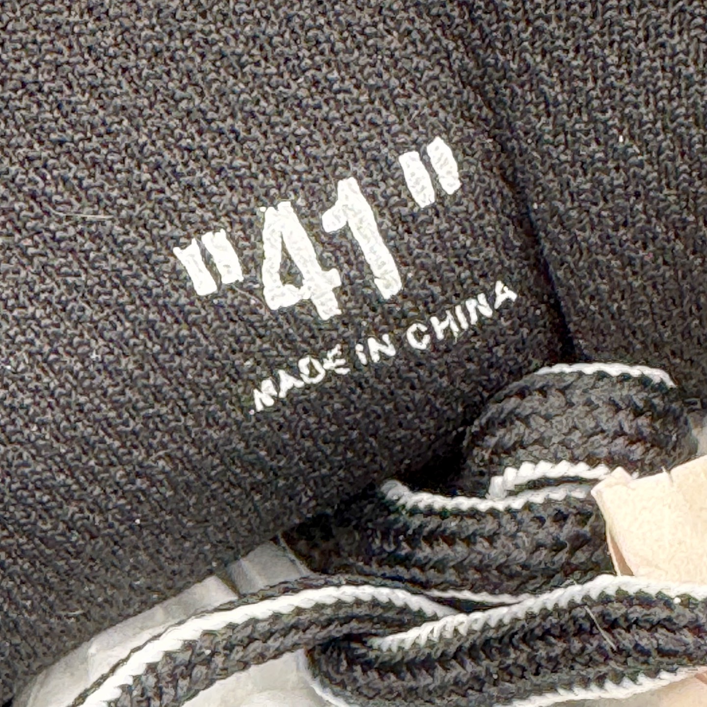 图片[11]-＃KX Off-White 2024年OW最新款跑鞋 #百分百原盒正确版 原楦原纸板数据开发 4层分离大底#鞋面采用3d立体打印和多种材料拼接而成#防滑耐磨透气性轻便跑鞋 作为曾经爆火 并且定位奢潮领域的标志性品牌 Off-White 仍需要不断更新符合当下潮流时尚的复古运动鞋款，以期收获基本盘消费者的关注 此次更新的 Off-White 新款运动鞋将经典复古老爹鞋细节设计更加夸张化 并将标志性箭头设计置于显著位置 除此之外 整个系列的色彩搭配也可谓纷繁多样 总有一款适合你 Off-White最新运动鞋款估计将在未来几个月登陆品牌专柜 喜欢的朋友切莫错过 尺码：36 37 38 39 40 41 42 43 44 45 46 47-选品中心