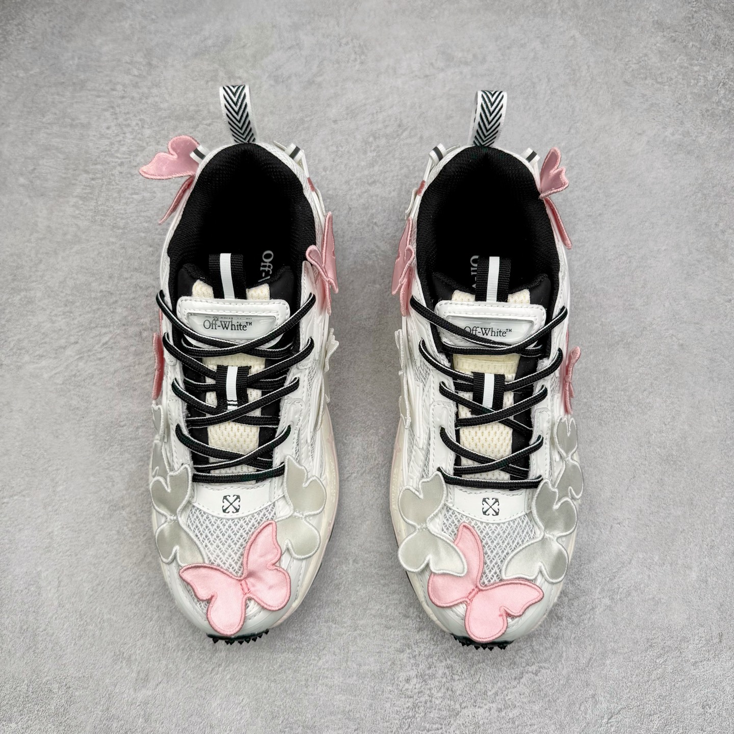 图片[2]-＃KX Off-White 2024年OW最新款跑鞋 #百分百原盒正确版 原楦原纸板数据开发 4层分离大底#鞋面采用3d立体打印和多种材料拼接而成#防滑耐磨透气性轻便跑鞋 作为曾经爆火 并且定位奢潮领域的标志性品牌 Off-White 仍需要不断更新符合当下潮流时尚的复古运动鞋款，以期收获基本盘消费者的关注 此次更新的 Off-White 新款运动鞋将经典复古老爹鞋细节设计更加夸张化 并将标志性箭头设计置于显著位置 除此之外 整个系列的色彩搭配也可谓纷繁多样 总有一款适合你 Off-White最新运动鞋款估计将在未来几个月登陆品牌专柜 喜欢的朋友切莫错过 尺码：36 37 38 39 40 41 42 43 44 45 46 47-选品中心