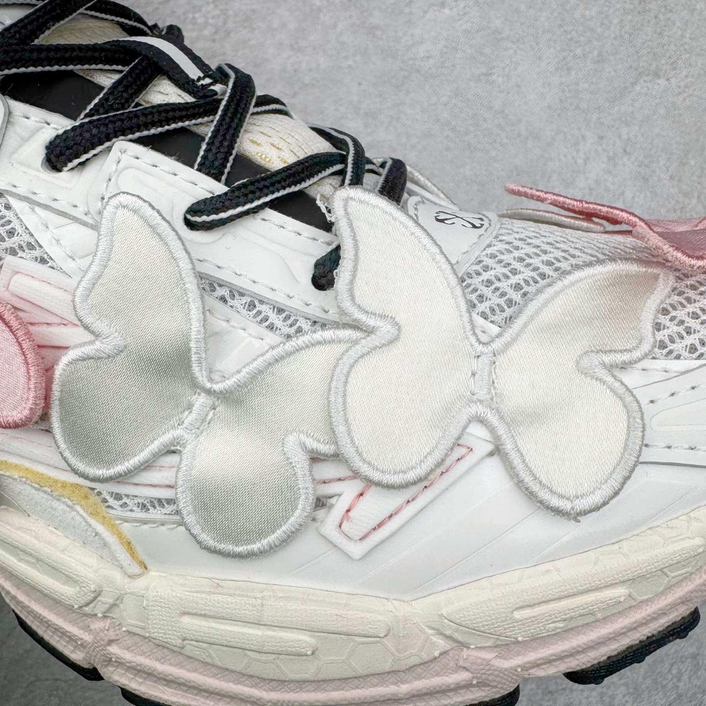 图片[16]-＃KX Off-White 2024年OW最新款跑鞋 #百分百原盒正确版 原楦原纸板数据开发 4层分离大底#鞋面采用3d立体打印和多种材料拼接而成#防滑耐磨透气性轻便跑鞋 作为曾经爆火 并且定位奢潮领域的标志性品牌 Off-White 仍需要不断更新符合当下潮流时尚的复古运动鞋款，以期收获基本盘消费者的关注 此次更新的 Off-White 新款运动鞋将经典复古老爹鞋细节设计更加夸张化 并将标志性箭头设计置于显著位置 除此之外 整个系列的色彩搭配也可谓纷繁多样 总有一款适合你 Off-White最新运动鞋款估计将在未来几个月登陆品牌专柜 喜欢的朋友切莫错过 尺码：36 37 38 39 40 41 42 43 44 45 46 47-选品中心