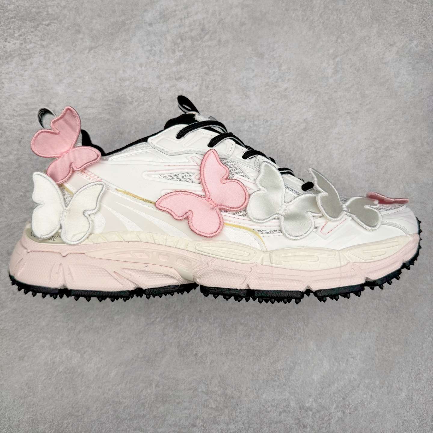 ＃KX Off-White 2024年OW最新款跑鞋 #百分百原盒正确版 原楦原纸板数据开发 4层分离大底#鞋面采用3d立体打印和多种材料拼接而成#防滑耐磨透气性轻便跑鞋 作为曾经爆火 并且定位奢潮领域的标志性品牌 Off-White 仍需要不断更新符合当下潮流时尚的复古运动鞋款，以期收获基本盘消费者的关注 此次更新的 Off-White 新款运动鞋将经典复古老爹鞋细节设计更加夸张化 并将标志性箭头设计置于显著位置 除此之外 整个系列的色彩搭配也可谓纷繁多样 总有一款适合你 Off-White最新运动鞋款估计将在未来几个月登陆品牌专柜 喜欢的朋友切莫错过 尺码：36 37 38 39 40 41 42 43 44 45 46 47-选品中心