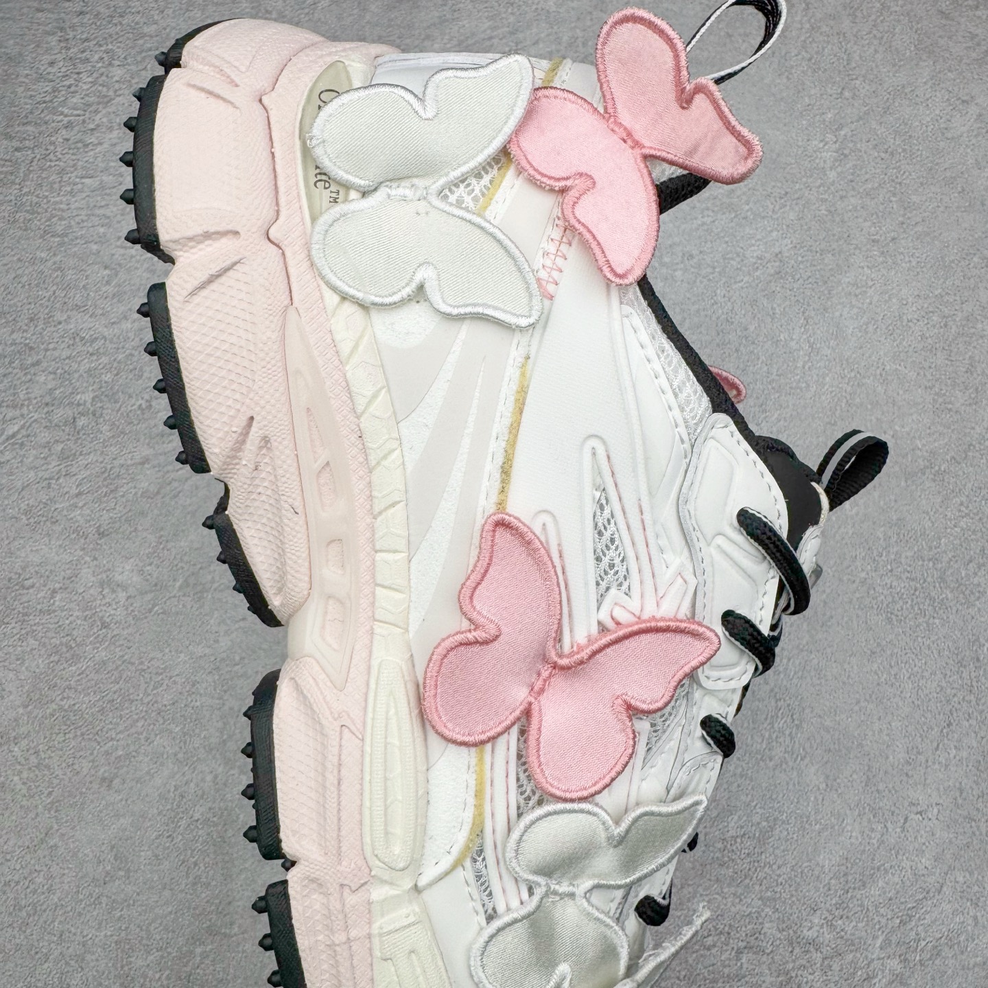 图片[6]-＃KX Off-White 2024年OW最新款跑鞋 #百分百原盒正确版 原楦原纸板数据开发 4层分离大底#鞋面采用3d立体打印和多种材料拼接而成#防滑耐磨透气性轻便跑鞋 作为曾经爆火 并且定位奢潮领域的标志性品牌 Off-White 仍需要不断更新符合当下潮流时尚的复古运动鞋款，以期收获基本盘消费者的关注 此次更新的 Off-White 新款运动鞋将经典复古老爹鞋细节设计更加夸张化 并将标志性箭头设计置于显著位置 除此之外 整个系列的色彩搭配也可谓纷繁多样 总有一款适合你 Off-White最新运动鞋款估计将在未来几个月登陆品牌专柜 喜欢的朋友切莫错过 尺码：36 37 38 39 40 41 42 43 44 45 46 47-选品中心