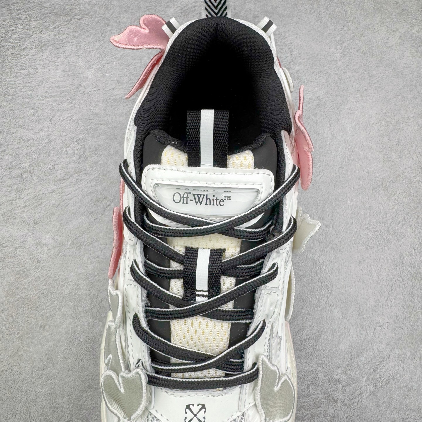 图片[5]-＃KX Off-White 2024年OW最新款跑鞋 #百分百原盒正确版 原楦原纸板数据开发 4层分离大底#鞋面采用3d立体打印和多种材料拼接而成#防滑耐磨透气性轻便跑鞋 作为曾经爆火 并且定位奢潮领域的标志性品牌 Off-White 仍需要不断更新符合当下潮流时尚的复古运动鞋款，以期收获基本盘消费者的关注 此次更新的 Off-White 新款运动鞋将经典复古老爹鞋细节设计更加夸张化 并将标志性箭头设计置于显著位置 除此之外 整个系列的色彩搭配也可谓纷繁多样 总有一款适合你 Off-White最新运动鞋款估计将在未来几个月登陆品牌专柜 喜欢的朋友切莫错过 尺码：36 37 38 39 40 41 42 43 44 45 46 47-选品中心