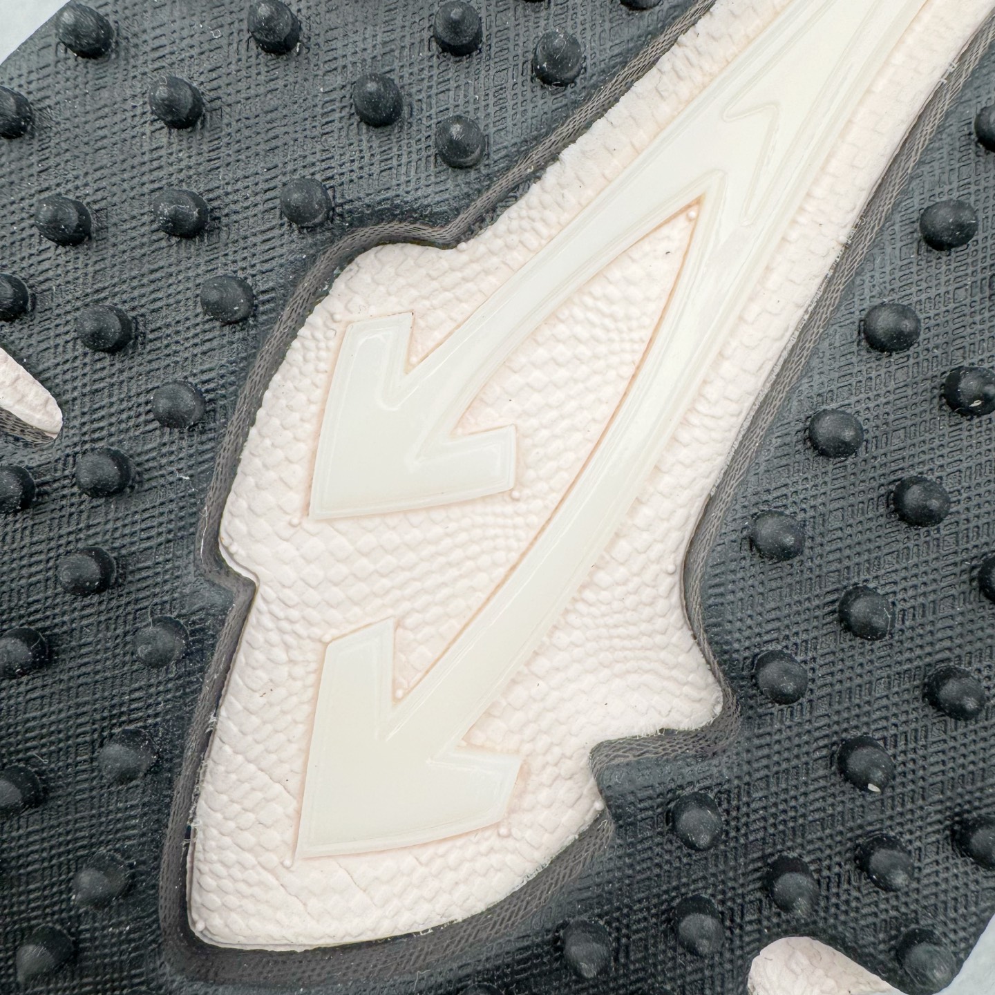 图片[14]-＃KX Off-White 2024年OW最新款跑鞋 #百分百原盒正确版 原楦原纸板数据开发 4层分离大底#鞋面采用3d立体打印和多种材料拼接而成#防滑耐磨透气性轻便跑鞋 作为曾经爆火 并且定位奢潮领域的标志性品牌 Off-White 仍需要不断更新符合当下潮流时尚的复古运动鞋款，以期收获基本盘消费者的关注 此次更新的 Off-White 新款运动鞋将经典复古老爹鞋细节设计更加夸张化 并将标志性箭头设计置于显著位置 除此之外 整个系列的色彩搭配也可谓纷繁多样 总有一款适合你 Off-White最新运动鞋款估计将在未来几个月登陆品牌专柜 喜欢的朋友切莫错过 尺码：36 37 38 39 40 41 42 43 44 45 46 47-选品中心