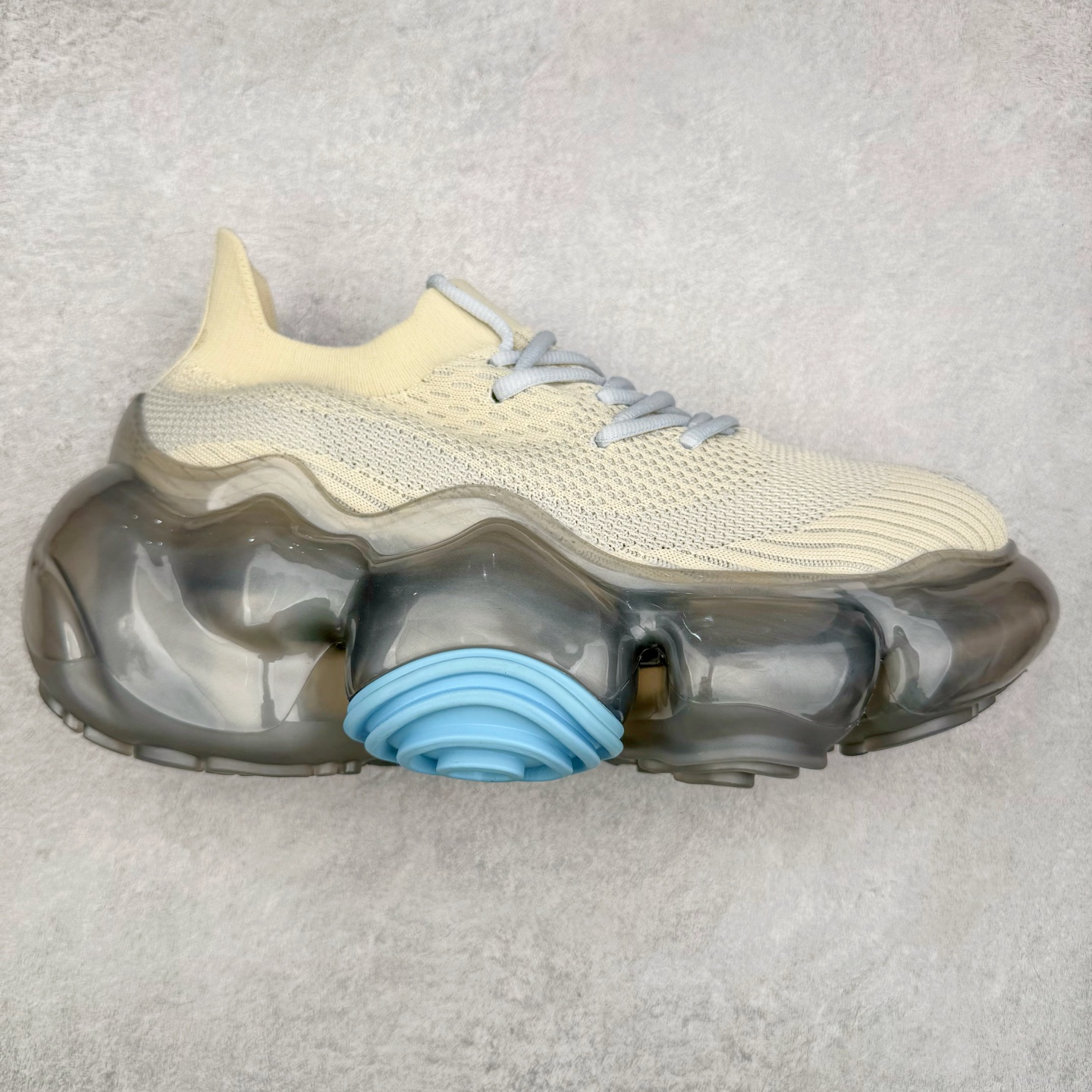 Grounds 圆头厚底低帮生活气垫休闲鞋 该鞋款的外观设计走在时尚前沿 简约休闲的风格适合日常穿搭 其独特的风格款式构成了品牌身份重要的一部分 Grounds 是迅速走红的日本小众品牌波比鞋比较像是来自未来世界 以科技感的氛围让人留下印象 尤其是那厚厚的气垫鞋底 一颗一颗圆圆的半透明外型相当讨喜 搭配不同的鞋身设计 不只波鞋、更有鞋靴 而且不只是外观 这种特殊的气垫也因为走起路来舒服又好看 尺码：35 36 37 38 39 40-选品中心