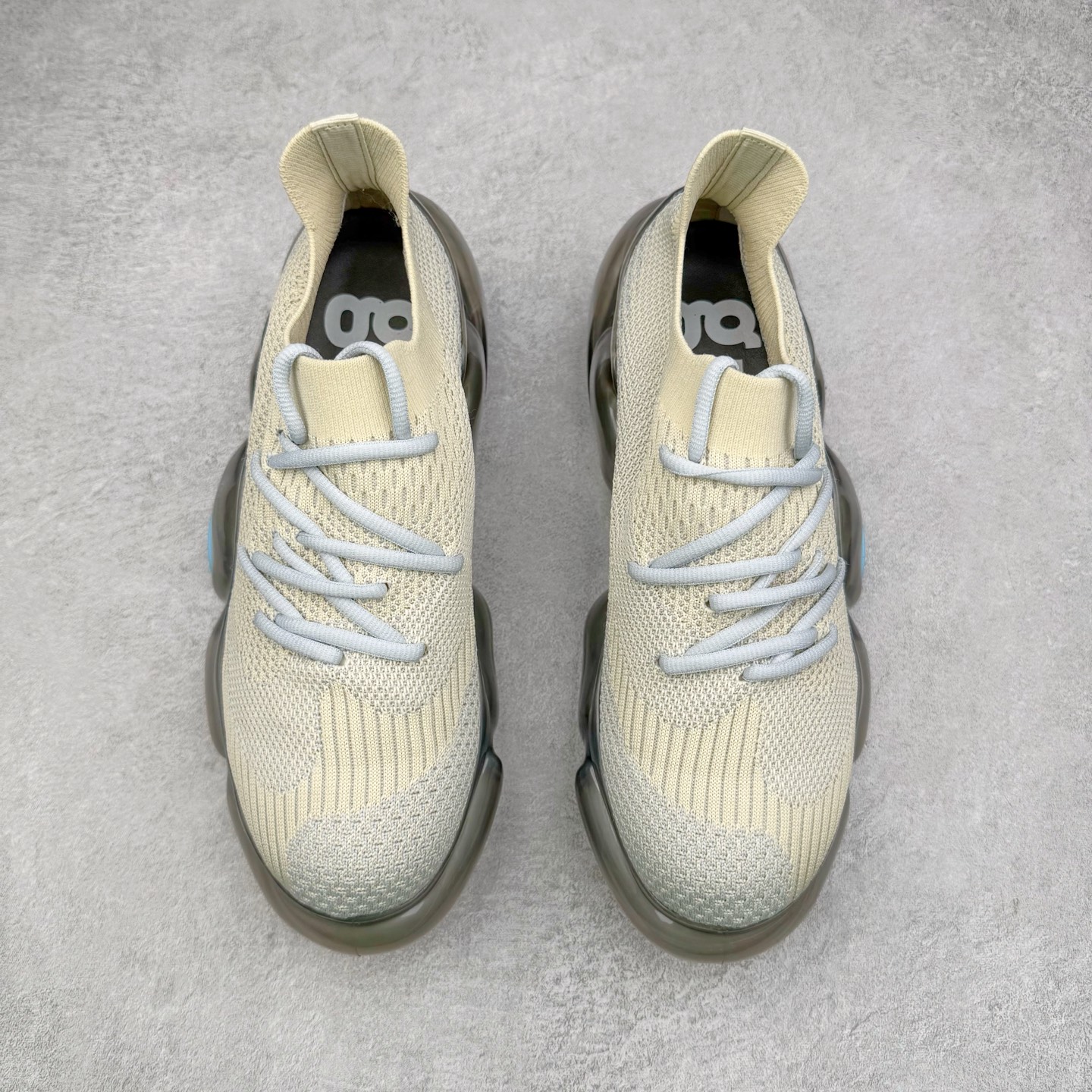 图片[2]-Grounds 圆头厚底低帮生活气垫休闲鞋 该鞋款的外观设计走在时尚前沿 简约休闲的风格适合日常穿搭 其独特的风格款式构成了品牌身份重要的一部分 Grounds 是迅速走红的日本小众品牌波比鞋比较像是来自未来世界 以科技感的氛围让人留下印象 尤其是那厚厚的气垫鞋底 一颗一颗圆圆的半透明外型相当讨喜 搭配不同的鞋身设计 不只波鞋、更有鞋靴 而且不只是外观 这种特殊的气垫也因为走起路来舒服又好看 尺码：35 36 37 38 39 40-选品中心