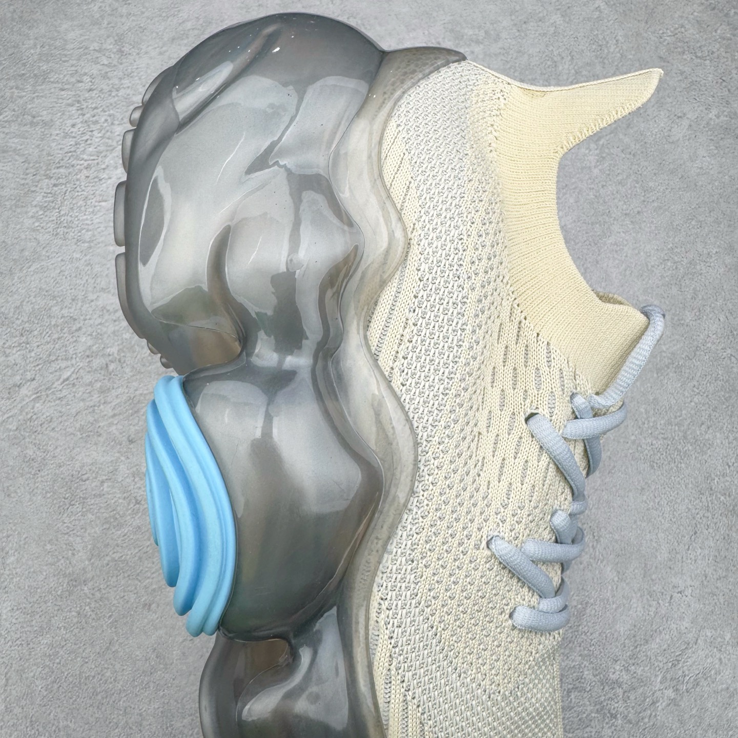 图片[6]-Grounds 圆头厚底低帮生活气垫休闲鞋 该鞋款的外观设计走在时尚前沿 简约休闲的风格适合日常穿搭 其独特的风格款式构成了品牌身份重要的一部分 Grounds 是迅速走红的日本小众品牌波比鞋比较像是来自未来世界 以科技感的氛围让人留下印象 尤其是那厚厚的气垫鞋底 一颗一颗圆圆的半透明外型相当讨喜 搭配不同的鞋身设计 不只波鞋、更有鞋靴 而且不只是外观 这种特殊的气垫也因为走起路来舒服又好看 尺码：35 36 37 38 39 40-选品中心