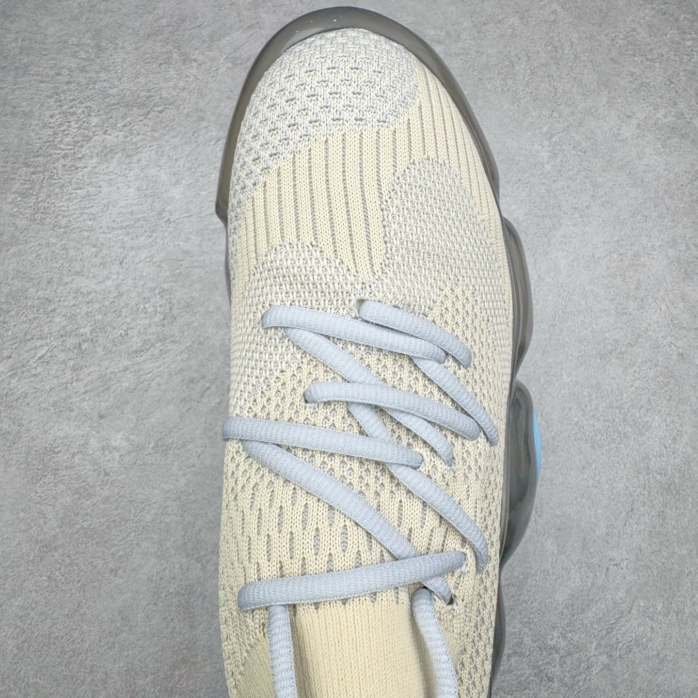 图片[4]-Grounds 圆头厚底低帮生活气垫休闲鞋 该鞋款的外观设计走在时尚前沿 简约休闲的风格适合日常穿搭 其独特的风格款式构成了品牌身份重要的一部分 Grounds 是迅速走红的日本小众品牌波比鞋比较像是来自未来世界 以科技感的氛围让人留下印象 尤其是那厚厚的气垫鞋底 一颗一颗圆圆的半透明外型相当讨喜 搭配不同的鞋身设计 不只波鞋、更有鞋靴 而且不只是外观 这种特殊的气垫也因为走起路来舒服又好看 尺码：35 36 37 38 39 40-选品中心