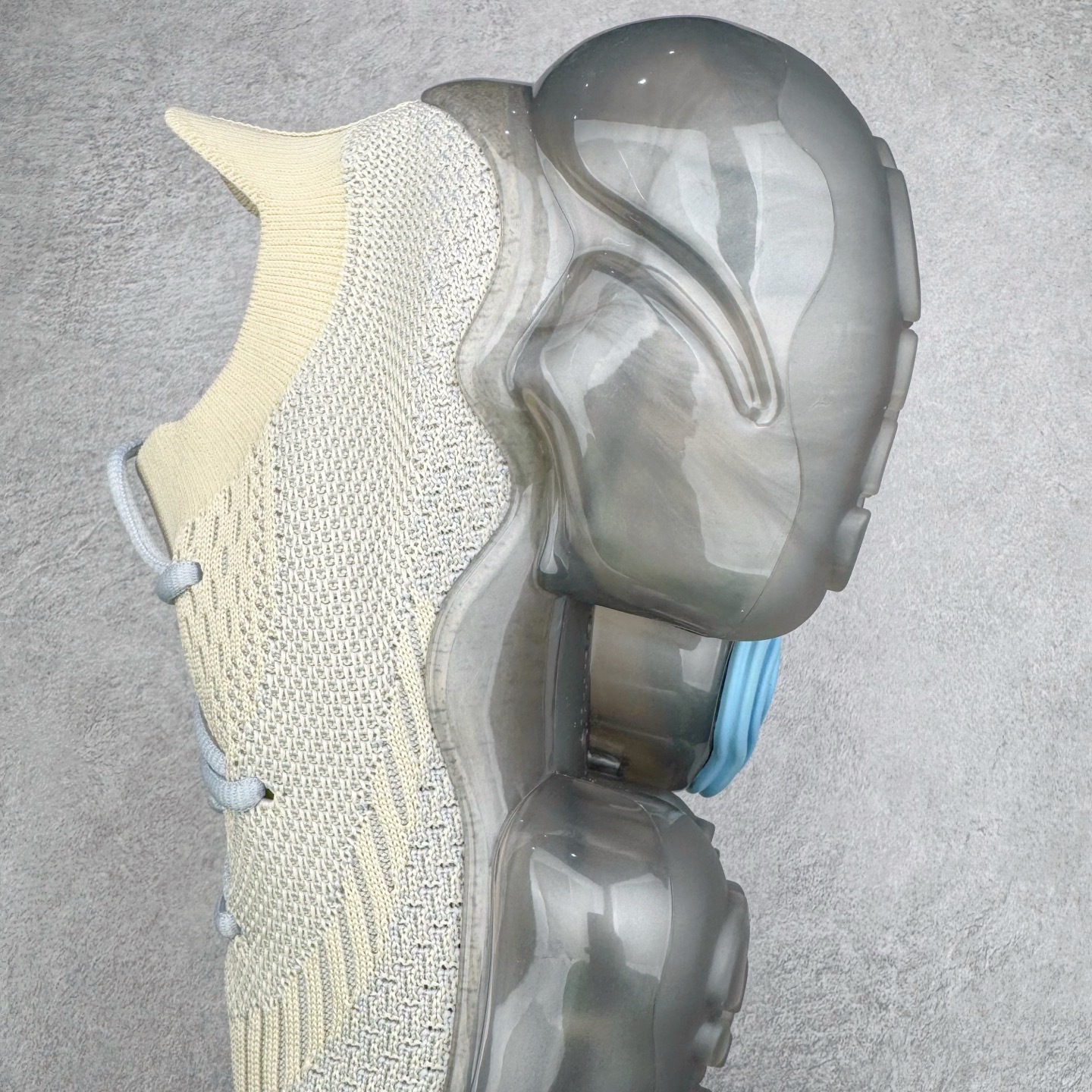 图片[7]-Grounds 圆头厚底低帮生活气垫休闲鞋 该鞋款的外观设计走在时尚前沿 简约休闲的风格适合日常穿搭 其独特的风格款式构成了品牌身份重要的一部分 Grounds 是迅速走红的日本小众品牌波比鞋比较像是来自未来世界 以科技感的氛围让人留下印象 尤其是那厚厚的气垫鞋底 一颗一颗圆圆的半透明外型相当讨喜 搭配不同的鞋身设计 不只波鞋、更有鞋靴 而且不只是外观 这种特殊的气垫也因为走起路来舒服又好看 尺码：35 36 37 38 39 40-选品中心