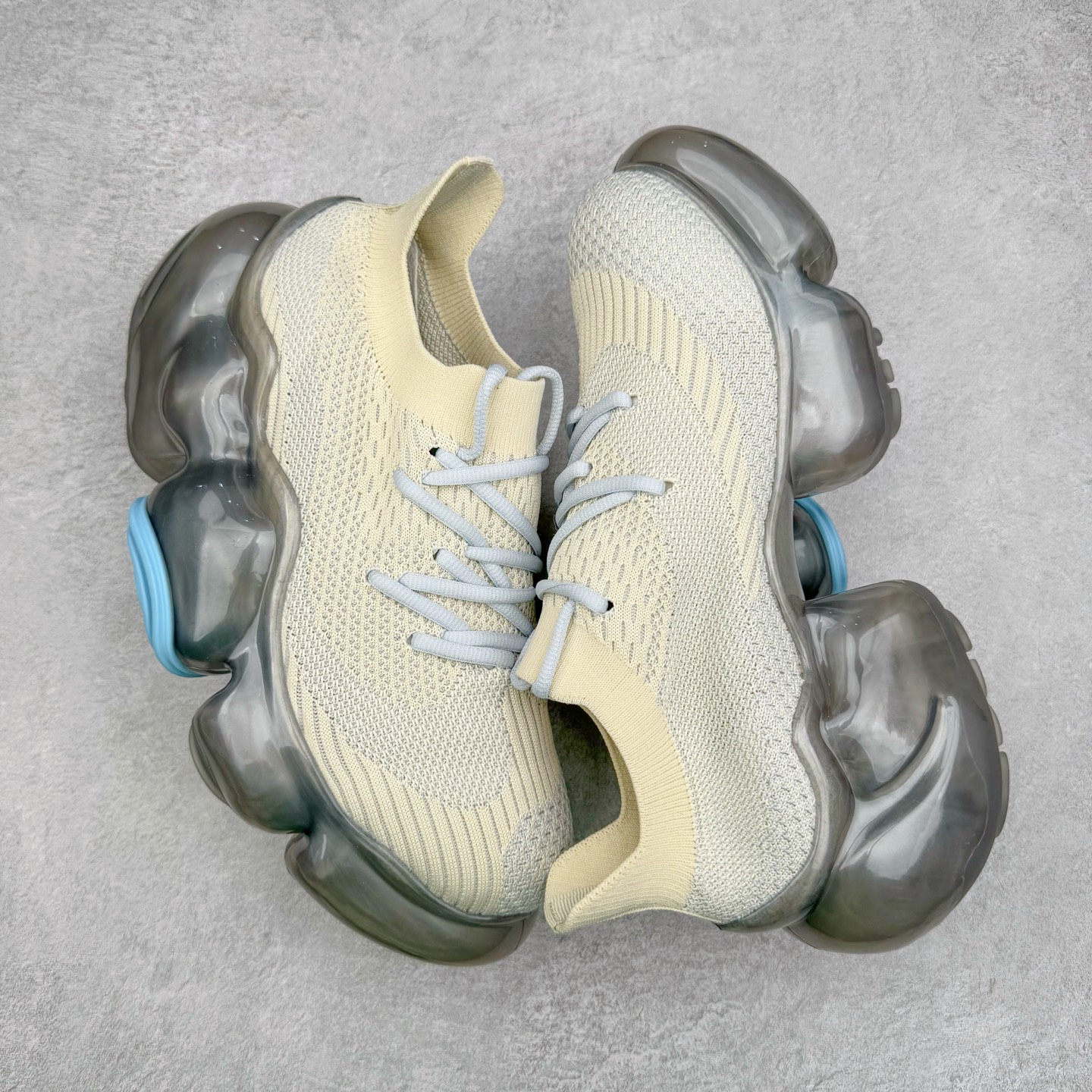 图片[3]-Grounds 圆头厚底低帮生活气垫休闲鞋 该鞋款的外观设计走在时尚前沿 简约休闲的风格适合日常穿搭 其独特的风格款式构成了品牌身份重要的一部分 Grounds 是迅速走红的日本小众品牌波比鞋比较像是来自未来世界 以科技感的氛围让人留下印象 尤其是那厚厚的气垫鞋底 一颗一颗圆圆的半透明外型相当讨喜 搭配不同的鞋身设计 不只波鞋、更有鞋靴 而且不只是外观 这种特殊的气垫也因为走起路来舒服又好看 尺码：35 36 37 38 39 40-选品中心