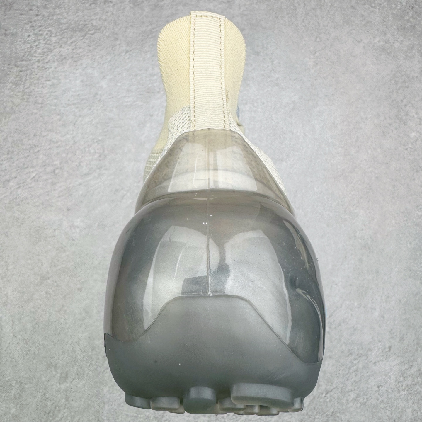 图片[8]-Grounds 圆头厚底低帮生活气垫休闲鞋 该鞋款的外观设计走在时尚前沿 简约休闲的风格适合日常穿搭 其独特的风格款式构成了品牌身份重要的一部分 Grounds 是迅速走红的日本小众品牌波比鞋比较像是来自未来世界 以科技感的氛围让人留下印象 尤其是那厚厚的气垫鞋底 一颗一颗圆圆的半透明外型相当讨喜 搭配不同的鞋身设计 不只波鞋、更有鞋靴 而且不只是外观 这种特殊的气垫也因为走起路来舒服又好看 尺码：35 36 37 38 39 40-选品中心