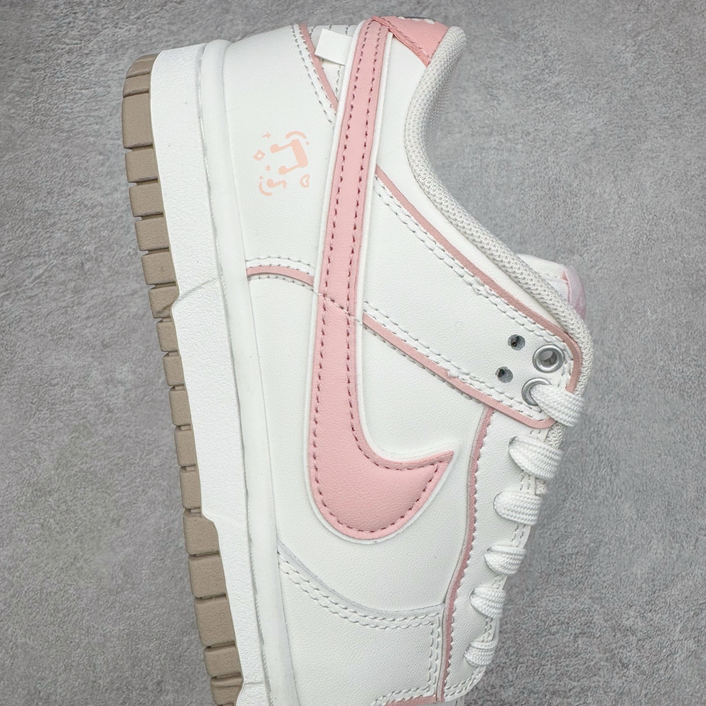 图片[6]-＃YC纯原 NK Dunk Low 心动旋律 WP0212-013 定制系列天花板 无原鞋不开发 全系列得物原鞋一比一校对开发 配色持续更新中 终端对接 优势输出 全套原厂楦头原纸板数据档案倾力打造 原汁原味莞产 极致还原 圈内最强针车工艺 高端零售指定版 广东原厂配套原盒原标 鞋盒分三个尺码段 原厂冲刀 超高清洁度 全鞋零毛边皮料切割 采用原厂百宏鞋带以及原厂百宏织唛舌标 内标可供原厂几率过验 进口原装条纹中底布 四线拉帮白色点胶 原厂拉帮手法遵循公司 原厂电绣 极致还原 尺码：36 36.5 37.5 38 38.5 39 40-选品中心