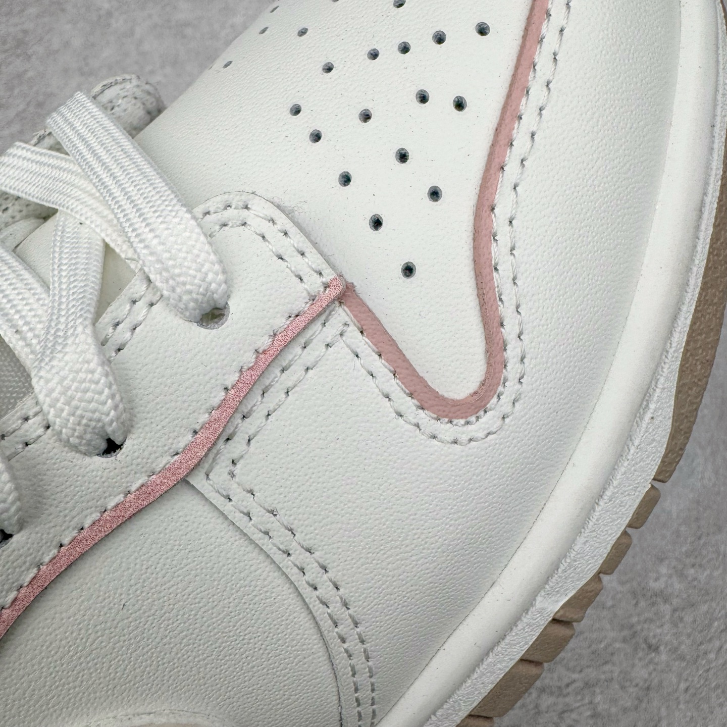 图片[12]-＃YC纯原 NK Dunk Low 心动旋律 WP0212-013 定制系列天花板 无原鞋不开发 全系列得物原鞋一比一校对开发 配色持续更新中 终端对接 优势输出 全套原厂楦头原纸板数据档案倾力打造 原汁原味莞产 极致还原 圈内最强针车工艺 高端零售指定版 广东原厂配套原盒原标 鞋盒分三个尺码段 原厂冲刀 超高清洁度 全鞋零毛边皮料切割 采用原厂百宏鞋带以及原厂百宏织唛舌标 内标可供原厂几率过验 进口原装条纹中底布 四线拉帮白色点胶 原厂拉帮手法遵循公司 原厂电绣 极致还原 尺码：36 36.5 37.5 38 38.5 39 40-选品中心