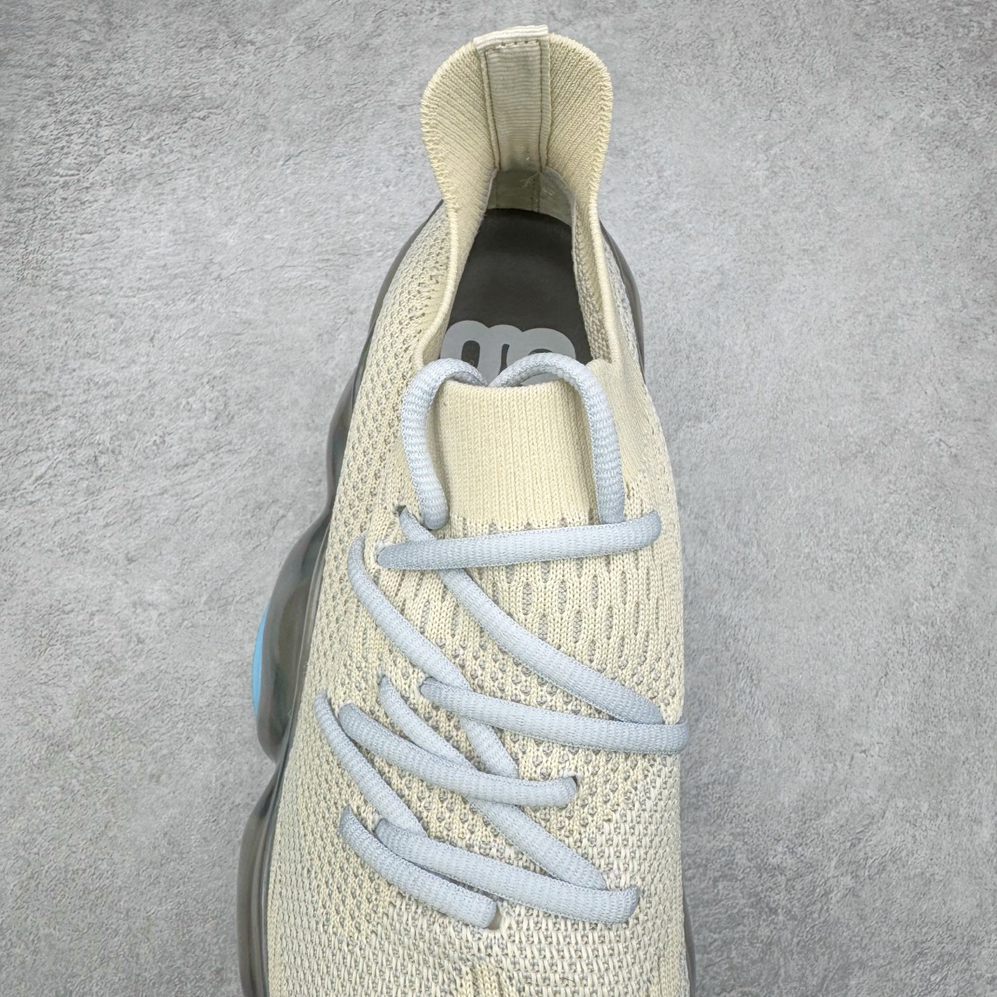 图片[5]-Grounds 圆头厚底低帮生活气垫休闲鞋 该鞋款的外观设计走在时尚前沿 简约休闲的风格适合日常穿搭 其独特的风格款式构成了品牌身份重要的一部分 Grounds 是迅速走红的日本小众品牌波比鞋比较像是来自未来世界 以科技感的氛围让人留下印象 尤其是那厚厚的气垫鞋底 一颗一颗圆圆的半透明外型相当讨喜 搭配不同的鞋身设计 不只波鞋、更有鞋靴 而且不只是外观 这种特殊的气垫也因为走起路来舒服又好看 尺码：35 36 37 38 39 40-选品中心