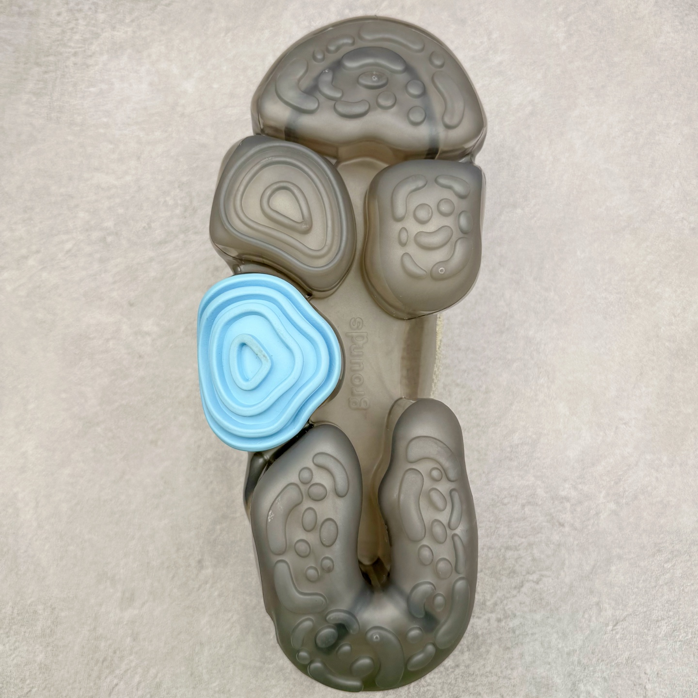 图片[9]-Grounds 圆头厚底低帮生活气垫休闲鞋 该鞋款的外观设计走在时尚前沿 简约休闲的风格适合日常穿搭 其独特的风格款式构成了品牌身份重要的一部分 Grounds 是迅速走红的日本小众品牌波比鞋比较像是来自未来世界 以科技感的氛围让人留下印象 尤其是那厚厚的气垫鞋底 一颗一颗圆圆的半透明外型相当讨喜 搭配不同的鞋身设计 不只波鞋、更有鞋靴 而且不只是外观 这种特殊的气垫也因为走起路来舒服又好看 尺码：35 36 37 38 39 40-选品中心