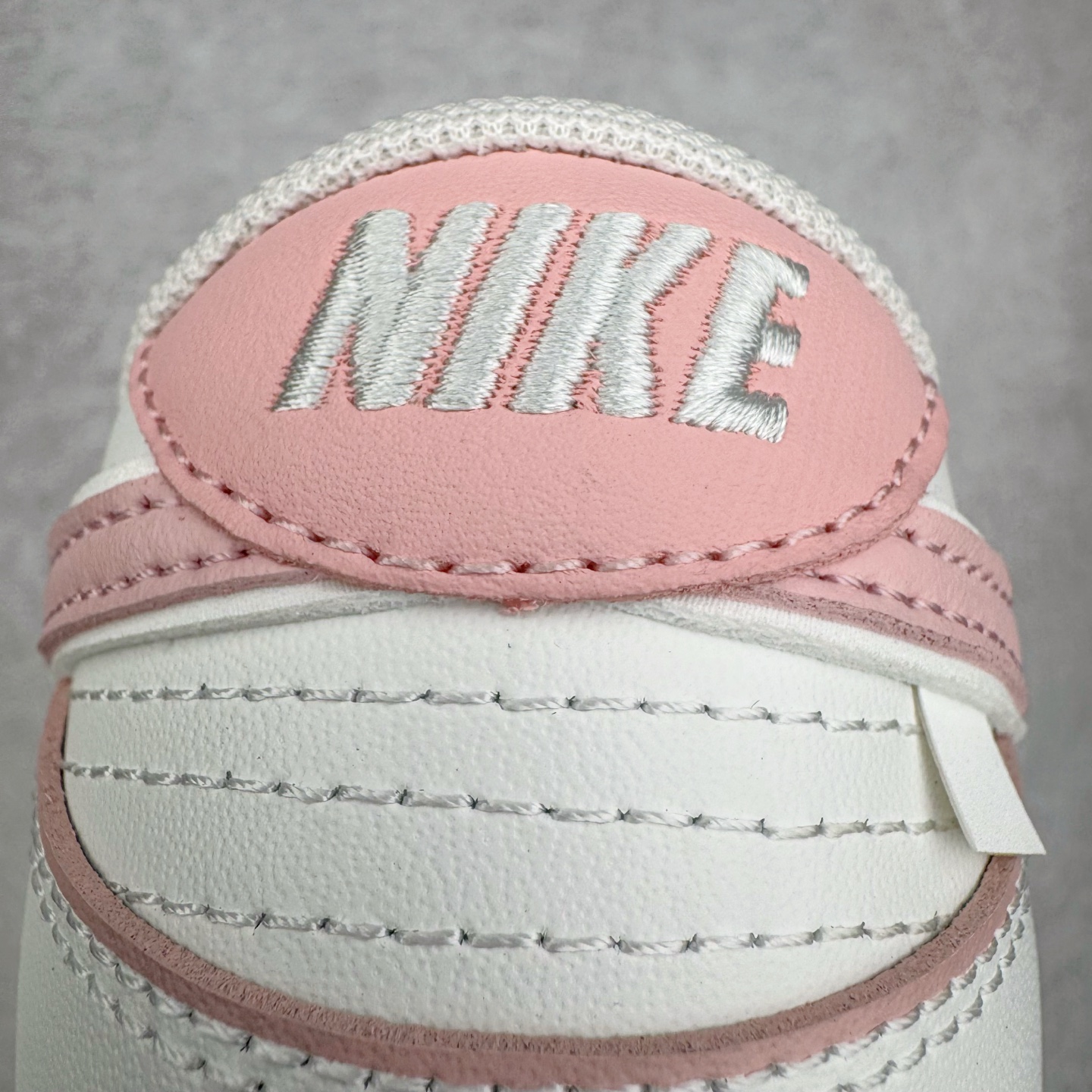 图片[18]-＃YC纯原 NK Dunk Low 心动旋律 WP0212-013 定制系列天花板 无原鞋不开发 全系列得物原鞋一比一校对开发 配色持续更新中 终端对接 优势输出 全套原厂楦头原纸板数据档案倾力打造 原汁原味莞产 极致还原 圈内最强针车工艺 高端零售指定版 广东原厂配套原盒原标 鞋盒分三个尺码段 原厂冲刀 超高清洁度 全鞋零毛边皮料切割 采用原厂百宏鞋带以及原厂百宏织唛舌标 内标可供原厂几率过验 进口原装条纹中底布 四线拉帮白色点胶 原厂拉帮手法遵循公司 原厂电绣 极致还原 尺码：36 36.5 37.5 38 38.5 39 40-选品中心