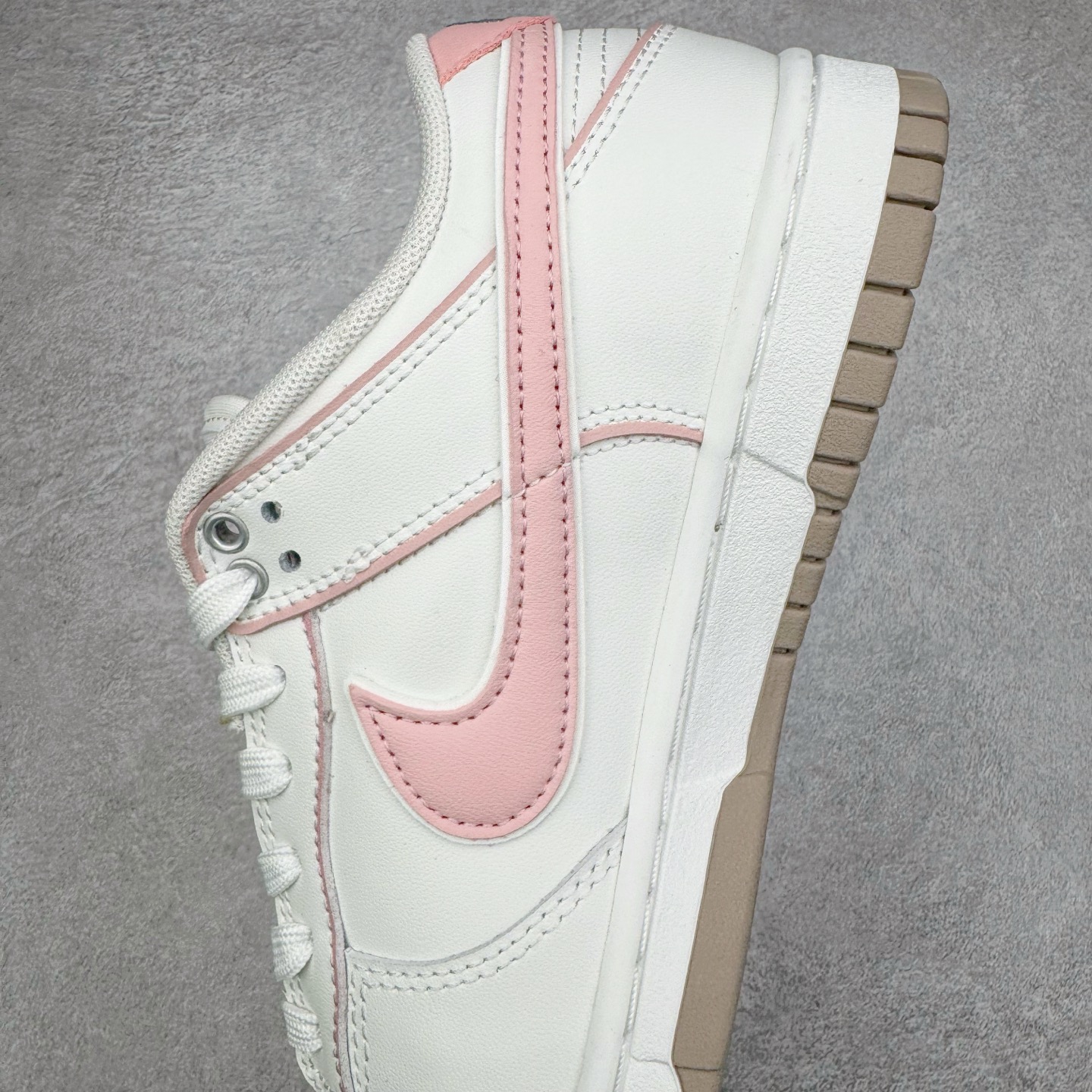 图片[7]-＃YC纯原 NK Dunk Low 心动旋律 WP0212-013 定制系列天花板 无原鞋不开发 全系列得物原鞋一比一校对开发 配色持续更新中 终端对接 优势输出 全套原厂楦头原纸板数据档案倾力打造 原汁原味莞产 极致还原 圈内最强针车工艺 高端零售指定版 广东原厂配套原盒原标 鞋盒分三个尺码段 原厂冲刀 超高清洁度 全鞋零毛边皮料切割 采用原厂百宏鞋带以及原厂百宏织唛舌标 内标可供原厂几率过验 进口原装条纹中底布 四线拉帮白色点胶 原厂拉帮手法遵循公司 原厂电绣 极致还原 尺码：36 36.5 37.5 38 38.5 39 40-选品中心