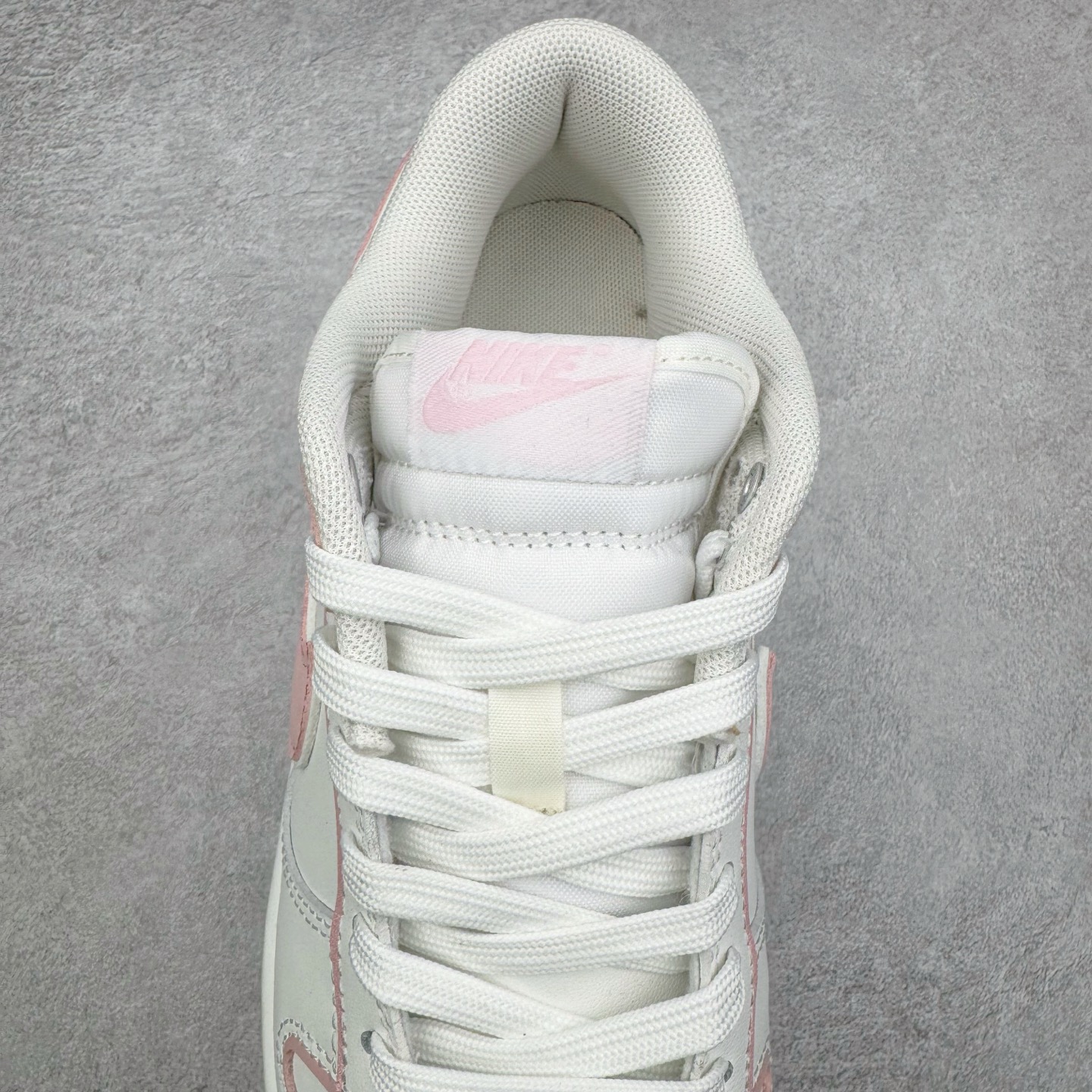 图片[5]-＃YC纯原 NK Dunk Low 心动旋律 WP0212-013 定制系列天花板 无原鞋不开发 全系列得物原鞋一比一校对开发 配色持续更新中 终端对接 优势输出 全套原厂楦头原纸板数据档案倾力打造 原汁原味莞产 极致还原 圈内最强针车工艺 高端零售指定版 广东原厂配套原盒原标 鞋盒分三个尺码段 原厂冲刀 超高清洁度 全鞋零毛边皮料切割 采用原厂百宏鞋带以及原厂百宏织唛舌标 内标可供原厂几率过验 进口原装条纹中底布 四线拉帮白色点胶 原厂拉帮手法遵循公司 原厂电绣 极致还原 尺码：36 36.5 37.5 38 38.5 39 40-选品中心