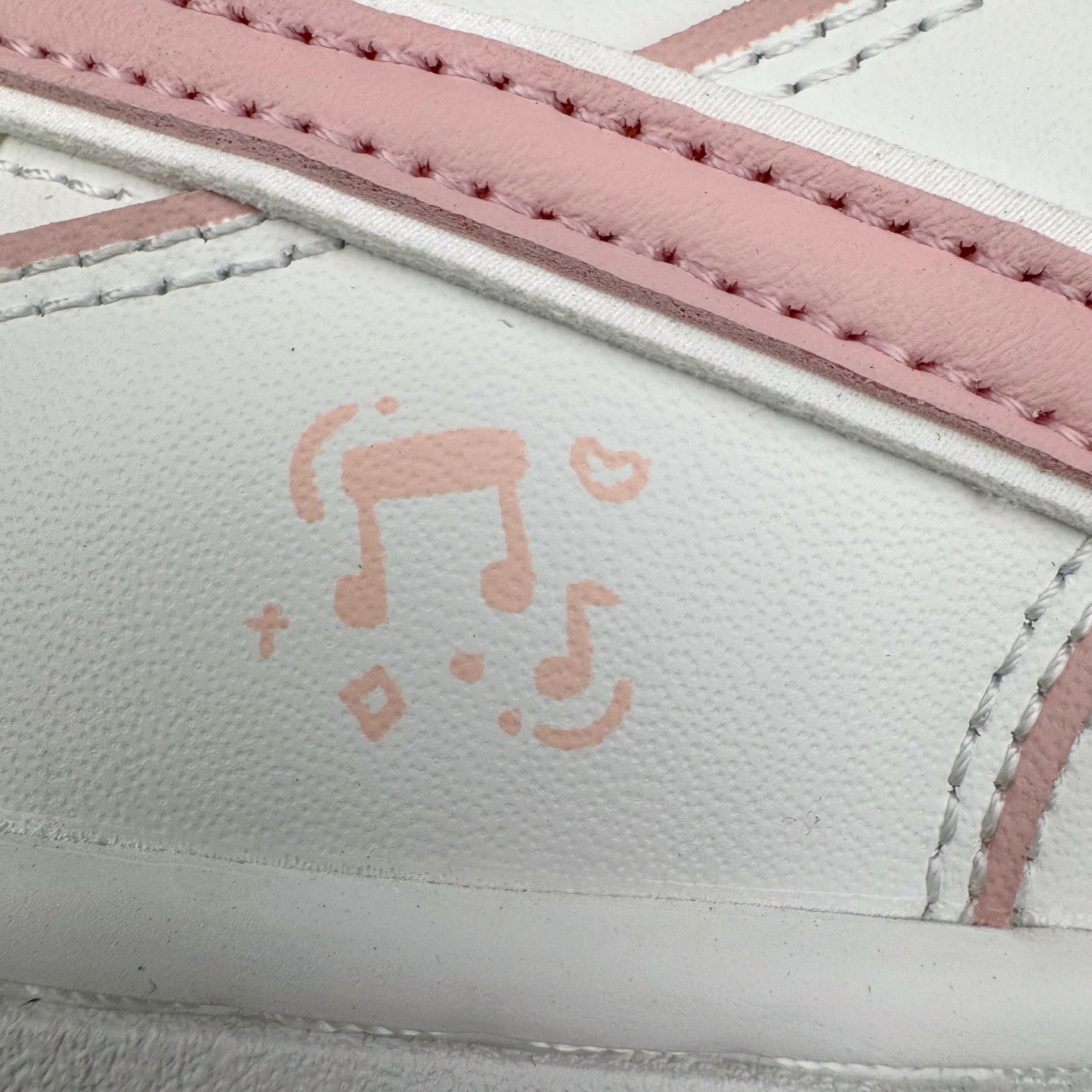 图片[14]-＃YC纯原 NK Dunk Low 心动旋律 WP0212-013 定制系列天花板 无原鞋不开发 全系列得物原鞋一比一校对开发 配色持续更新中 终端对接 优势输出 全套原厂楦头原纸板数据档案倾力打造 原汁原味莞产 极致还原 圈内最强针车工艺 高端零售指定版 广东原厂配套原盒原标 鞋盒分三个尺码段 原厂冲刀 超高清洁度 全鞋零毛边皮料切割 采用原厂百宏鞋带以及原厂百宏织唛舌标 内标可供原厂几率过验 进口原装条纹中底布 四线拉帮白色点胶 原厂拉帮手法遵循公司 原厂电绣 极致还原 尺码：36 36.5 37.5 38 38.5 39 40-选品中心