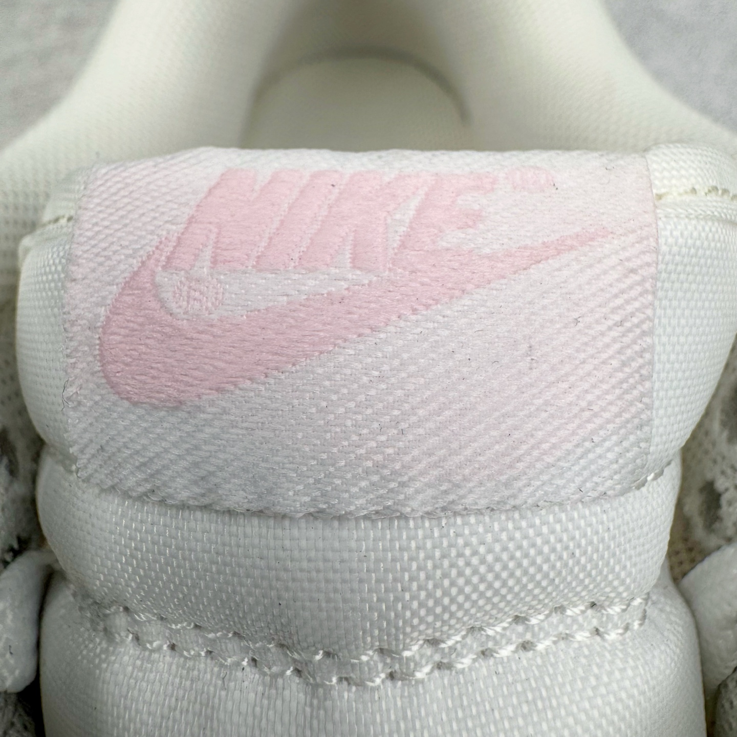 图片[10]-＃YC纯原 NK Dunk Low 心动旋律 WP0212-013 定制系列天花板 无原鞋不开发 全系列得物原鞋一比一校对开发 配色持续更新中 终端对接 优势输出 全套原厂楦头原纸板数据档案倾力打造 原汁原味莞产 极致还原 圈内最强针车工艺 高端零售指定版 广东原厂配套原盒原标 鞋盒分三个尺码段 原厂冲刀 超高清洁度 全鞋零毛边皮料切割 采用原厂百宏鞋带以及原厂百宏织唛舌标 内标可供原厂几率过验 进口原装条纹中底布 四线拉帮白色点胶 原厂拉帮手法遵循公司 原厂电绣 极致还原 尺码：36 36.5 37.5 38 38.5 39 40-选品中心