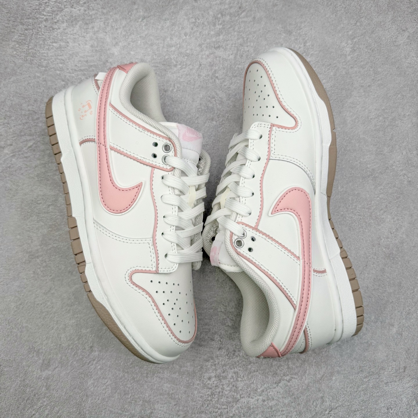 图片[3]-＃YC纯原 NK Dunk Low 心动旋律 WP0212-013 定制系列天花板 无原鞋不开发 全系列得物原鞋一比一校对开发 配色持续更新中 终端对接 优势输出 全套原厂楦头原纸板数据档案倾力打造 原汁原味莞产 极致还原 圈内最强针车工艺 高端零售指定版 广东原厂配套原盒原标 鞋盒分三个尺码段 原厂冲刀 超高清洁度 全鞋零毛边皮料切割 采用原厂百宏鞋带以及原厂百宏织唛舌标 内标可供原厂几率过验 进口原装条纹中底布 四线拉帮白色点胶 原厂拉帮手法遵循公司 原厂电绣 极致还原 尺码：36 36.5 37.5 38 38.5 39 40-选品中心