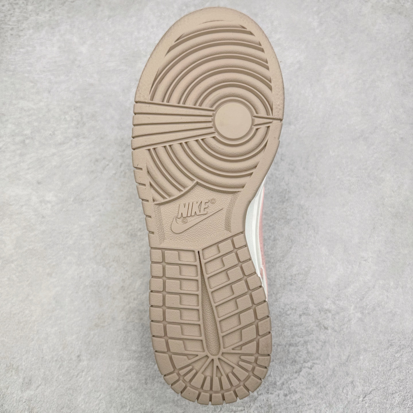 图片[9]-＃YC纯原 NK Dunk Low 心动旋律 WP0212-013 定制系列天花板 无原鞋不开发 全系列得物原鞋一比一校对开发 配色持续更新中 终端对接 优势输出 全套原厂楦头原纸板数据档案倾力打造 原汁原味莞产 极致还原 圈内最强针车工艺 高端零售指定版 广东原厂配套原盒原标 鞋盒分三个尺码段 原厂冲刀 超高清洁度 全鞋零毛边皮料切割 采用原厂百宏鞋带以及原厂百宏织唛舌标 内标可供原厂几率过验 进口原装条纹中底布 四线拉帮白色点胶 原厂拉帮手法遵循公司 原厂电绣 极致还原 尺码：36 36.5 37.5 38 38.5 39 40-选品中心