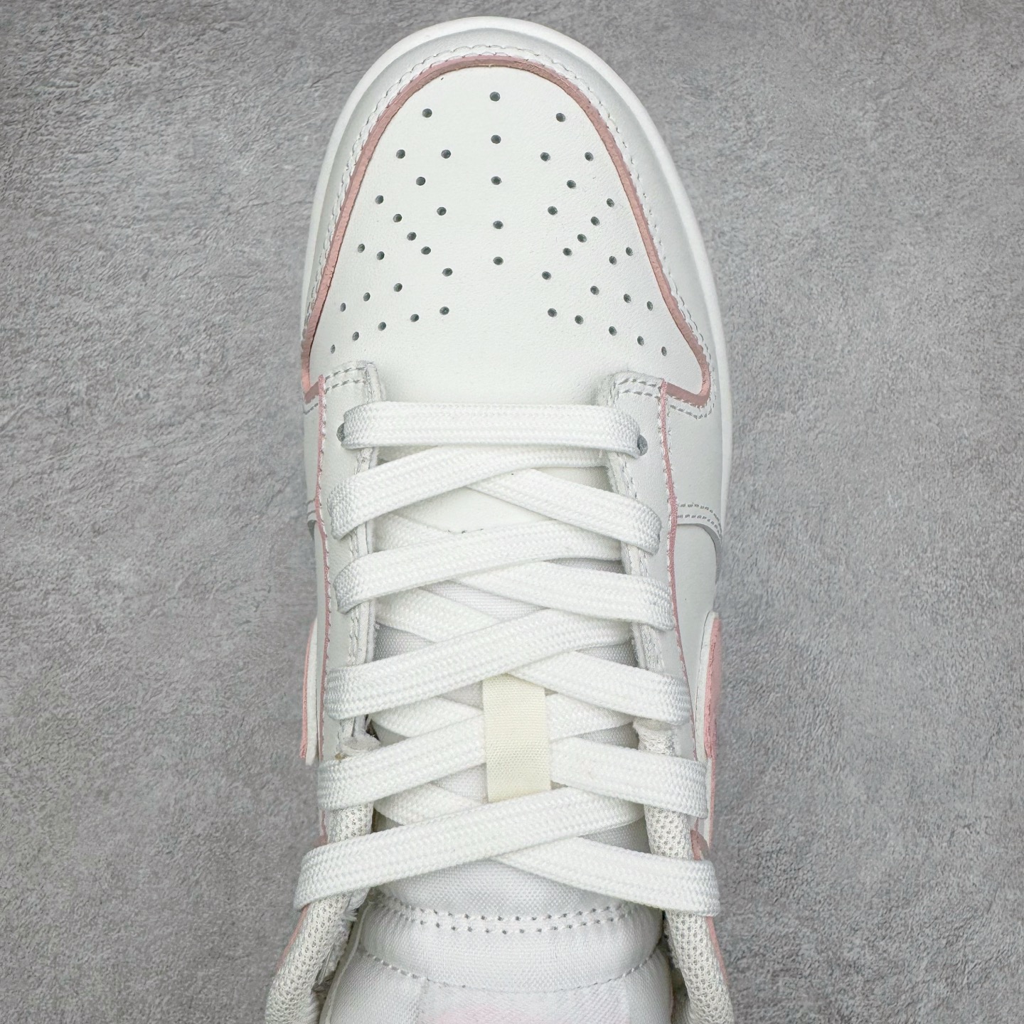 图片[4]-＃YC纯原 NK Dunk Low 心动旋律 WP0212-013 定制系列天花板 无原鞋不开发 全系列得物原鞋一比一校对开发 配色持续更新中 终端对接 优势输出 全套原厂楦头原纸板数据档案倾力打造 原汁原味莞产 极致还原 圈内最强针车工艺 高端零售指定版 广东原厂配套原盒原标 鞋盒分三个尺码段 原厂冲刀 超高清洁度 全鞋零毛边皮料切割 采用原厂百宏鞋带以及原厂百宏织唛舌标 内标可供原厂几率过验 进口原装条纹中底布 四线拉帮白色点胶 原厂拉帮手法遵循公司 原厂电绣 极致还原 尺码：36 36.5 37.5 38 38.5 39 40-选品中心