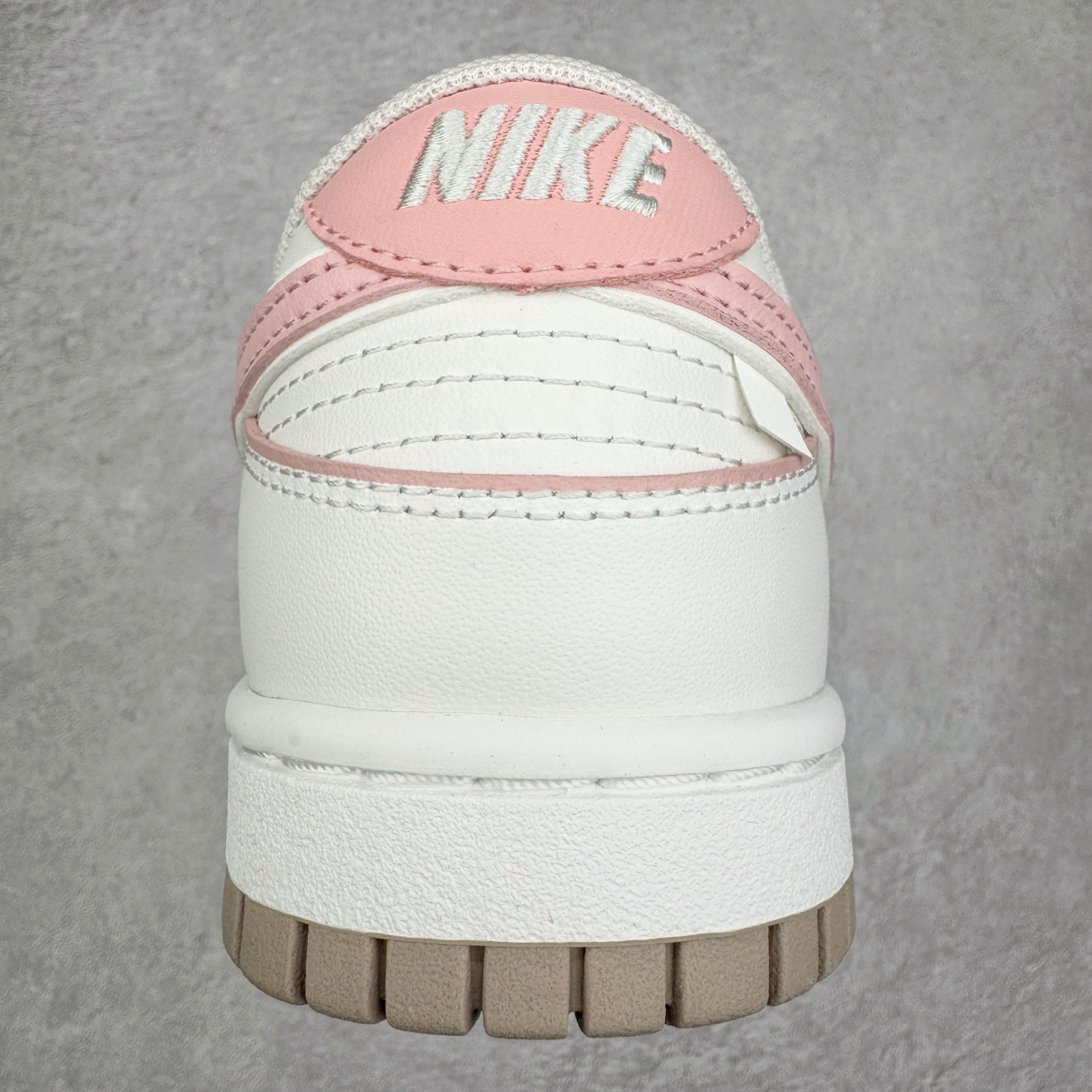 图片[8]-＃YC纯原 NK Dunk Low 心动旋律 WP0212-013 定制系列天花板 无原鞋不开发 全系列得物原鞋一比一校对开发 配色持续更新中 终端对接 优势输出 全套原厂楦头原纸板数据档案倾力打造 原汁原味莞产 极致还原 圈内最强针车工艺 高端零售指定版 广东原厂配套原盒原标 鞋盒分三个尺码段 原厂冲刀 超高清洁度 全鞋零毛边皮料切割 采用原厂百宏鞋带以及原厂百宏织唛舌标 内标可供原厂几率过验 进口原装条纹中底布 四线拉帮白色点胶 原厂拉帮手法遵循公司 原厂电绣 极致还原 尺码：36 36.5 37.5 38 38.5 39 40-选品中心