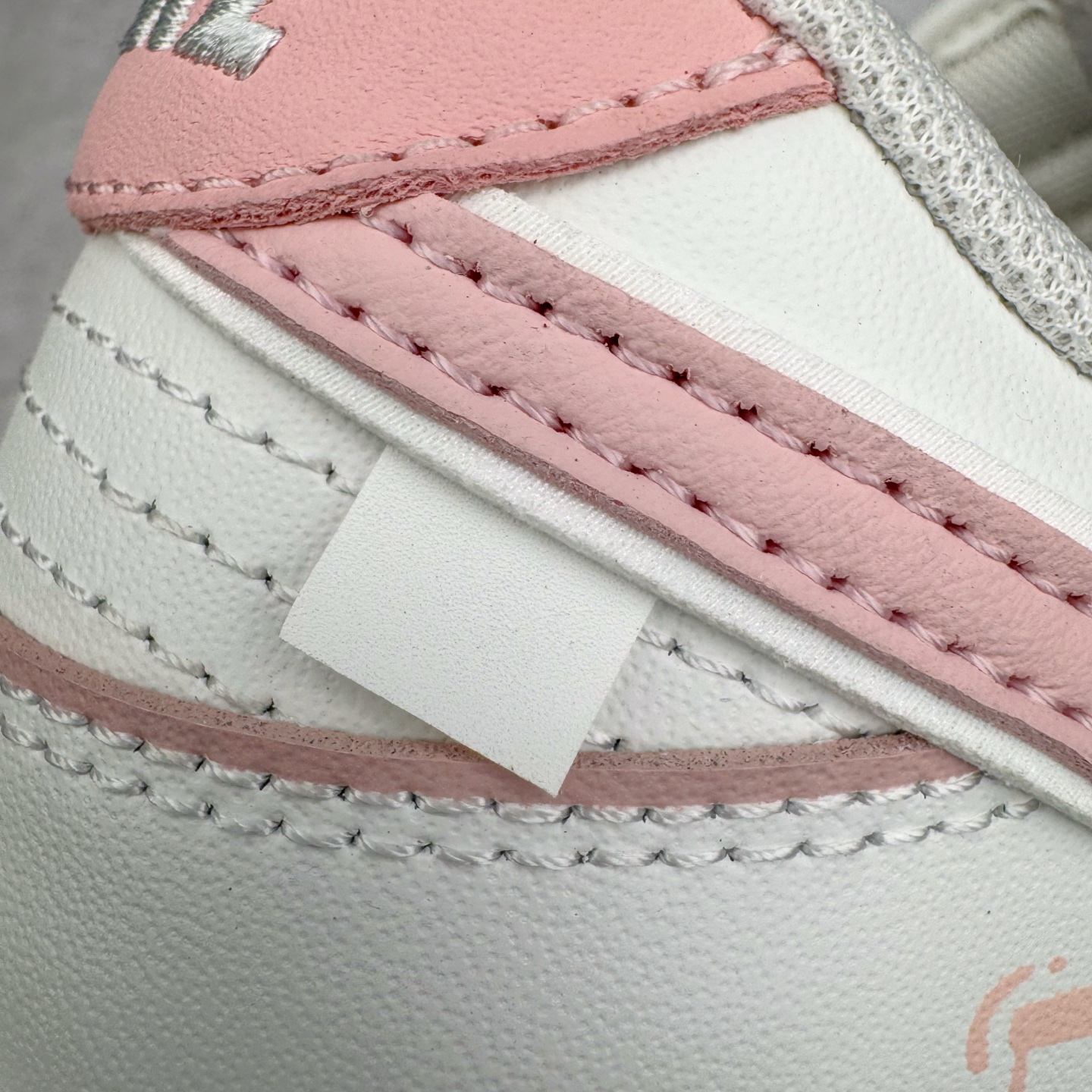 图片[13]-＃YC纯原 NK Dunk Low 心动旋律 WP0212-013 定制系列天花板 无原鞋不开发 全系列得物原鞋一比一校对开发 配色持续更新中 终端对接 优势输出 全套原厂楦头原纸板数据档案倾力打造 原汁原味莞产 极致还原 圈内最强针车工艺 高端零售指定版 广东原厂配套原盒原标 鞋盒分三个尺码段 原厂冲刀 超高清洁度 全鞋零毛边皮料切割 采用原厂百宏鞋带以及原厂百宏织唛舌标 内标可供原厂几率过验 进口原装条纹中底布 四线拉帮白色点胶 原厂拉帮手法遵循公司 原厂电绣 极致还原 尺码：36 36.5 37.5 38 38.5 39 40-选品中心