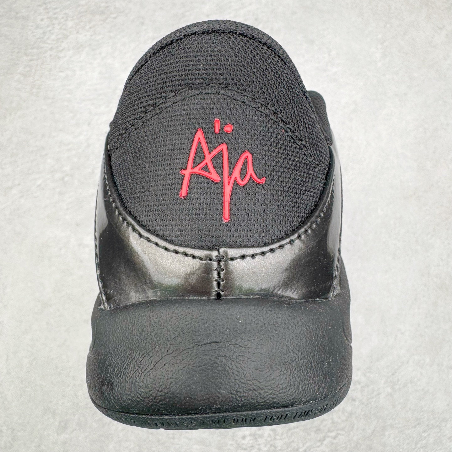 图片[8]-Nike A\’One 舒适百搭防滑耐磨低帮篮球鞋 FZ8605-100 鞋款的主人正是当今 WNBA 现役第一人阿贾·威尔逊。鞋款被命名为 Nike A’One，结合了代目和阿贾的名字，显得十分巧妙。这双鞋历经两年多的精心研发，采用先进的 Cushlon ST2 泡棉技术，提供灵敏的缓震性能，并对抓地力进行了全面革新，确保运动员在球场上能够平稳、迅速地移动。透气网眼鞋面为运动员提供了顶级的支撑效果，非常适合那些勇于挑战极限的球场勇士。尺码：40 40.5 41 42 42.5 43 44 44.5 45 46-选品中心