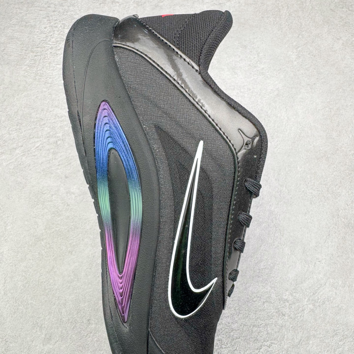 图片[6]-Nike A\’One 舒适百搭防滑耐磨低帮篮球鞋 FZ8605-100 鞋款的主人正是当今 WNBA 现役第一人阿贾·威尔逊。鞋款被命名为 Nike A’One，结合了代目和阿贾的名字，显得十分巧妙。这双鞋历经两年多的精心研发，采用先进的 Cushlon ST2 泡棉技术，提供灵敏的缓震性能，并对抓地力进行了全面革新，确保运动员在球场上能够平稳、迅速地移动。透气网眼鞋面为运动员提供了顶级的支撑效果，非常适合那些勇于挑战极限的球场勇士。尺码：40 40.5 41 42 42.5 43 44 44.5 45 46-选品中心