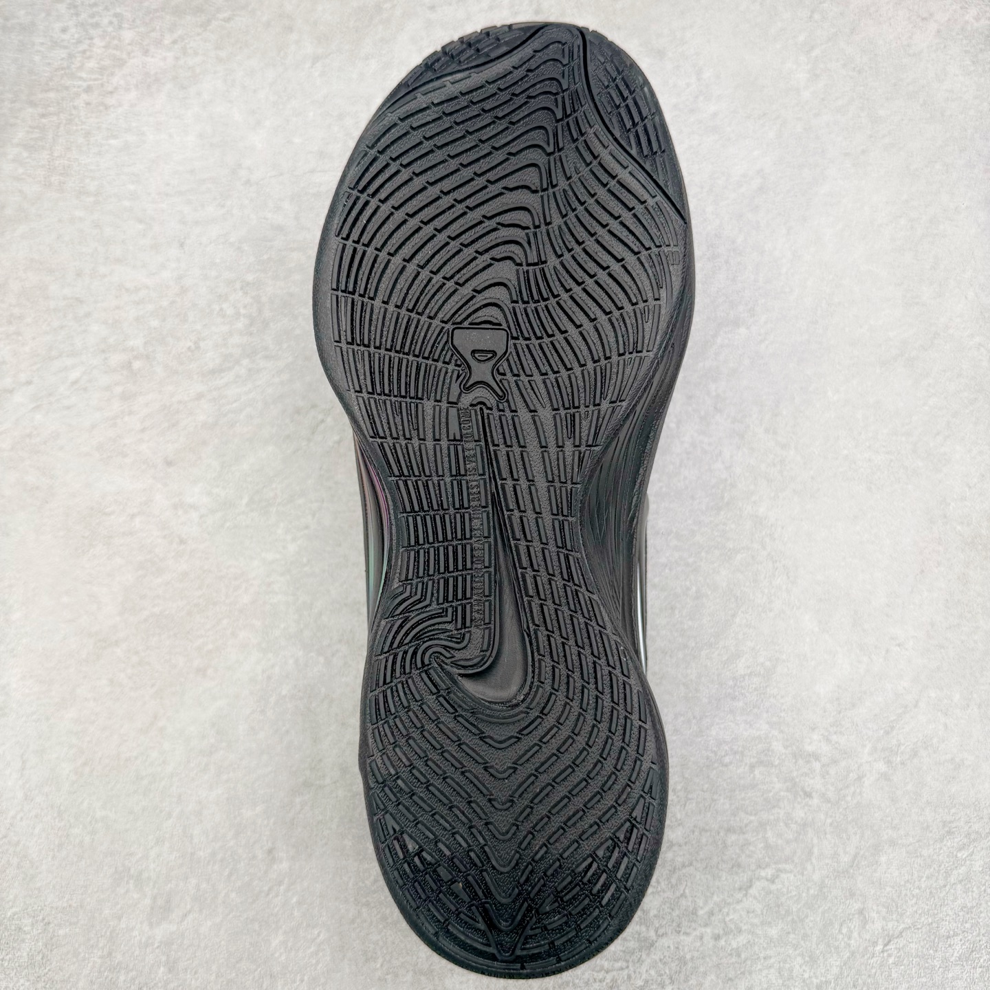 图片[9]-Nike A\’One 舒适百搭防滑耐磨低帮篮球鞋 FZ8605-100 鞋款的主人正是当今 WNBA 现役第一人阿贾·威尔逊。鞋款被命名为 Nike A’One，结合了代目和阿贾的名字，显得十分巧妙。这双鞋历经两年多的精心研发，采用先进的 Cushlon ST2 泡棉技术，提供灵敏的缓震性能，并对抓地力进行了全面革新，确保运动员在球场上能够平稳、迅速地移动。透气网眼鞋面为运动员提供了顶级的支撑效果，非常适合那些勇于挑战极限的球场勇士。尺码：40 40.5 41 42 42.5 43 44 44.5 45 46-选品中心