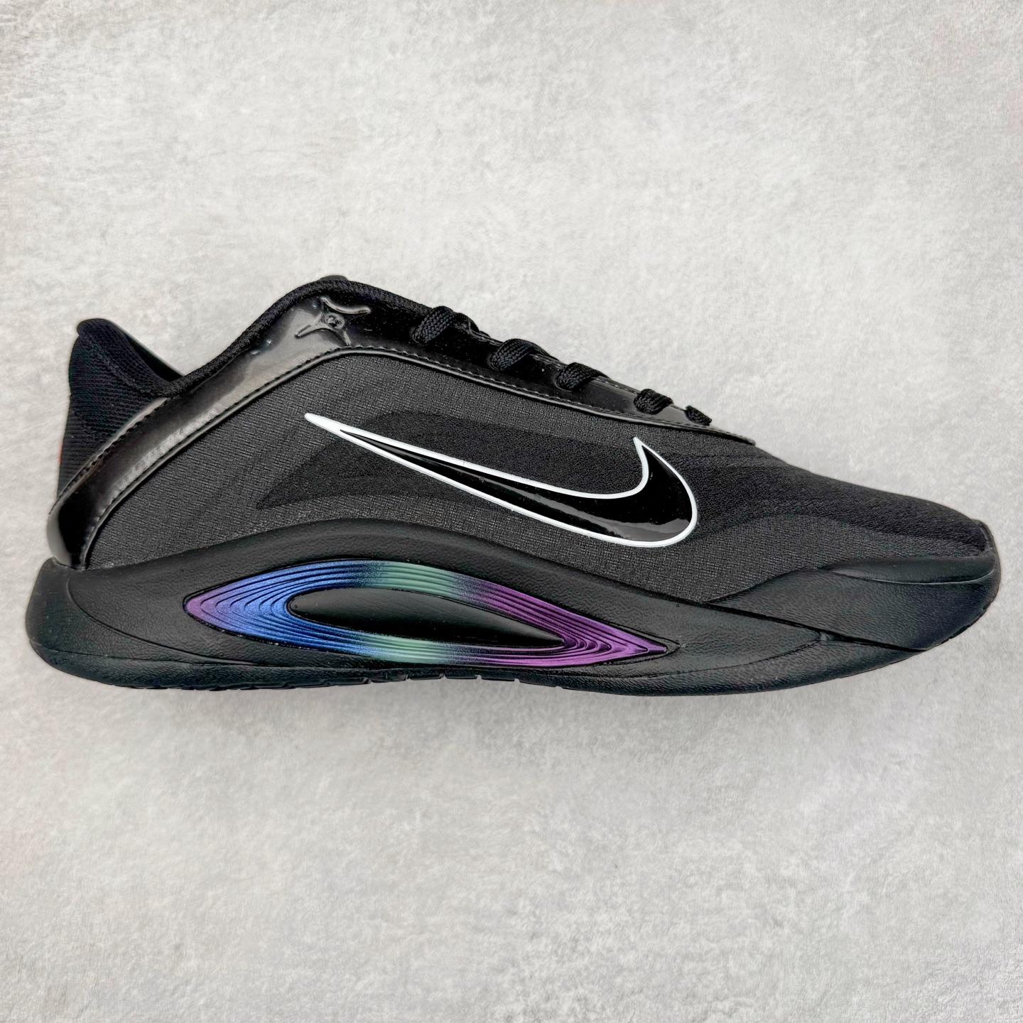 Nike A\’One 舒适百搭防滑耐磨低帮篮球鞋 FZ8605-100 鞋款的主人正是当今 WNBA 现役第一人阿贾·威尔逊。鞋款被命名为 Nike A’One，结合了代目和阿贾的名字，显得十分巧妙。这双鞋历经两年多的精心研发，采用先进的 Cushlon ST2 泡棉技术，提供灵敏的缓震性能，并对抓地力进行了全面革新，确保运动员在球场上能够平稳、迅速地移动。透气网眼鞋面为运动员提供了顶级的支撑效果，非常适合那些勇于挑战极限的球场勇士。尺码：40 40.5 41 42 42.5 43 44 44.5 45 46-选品中心