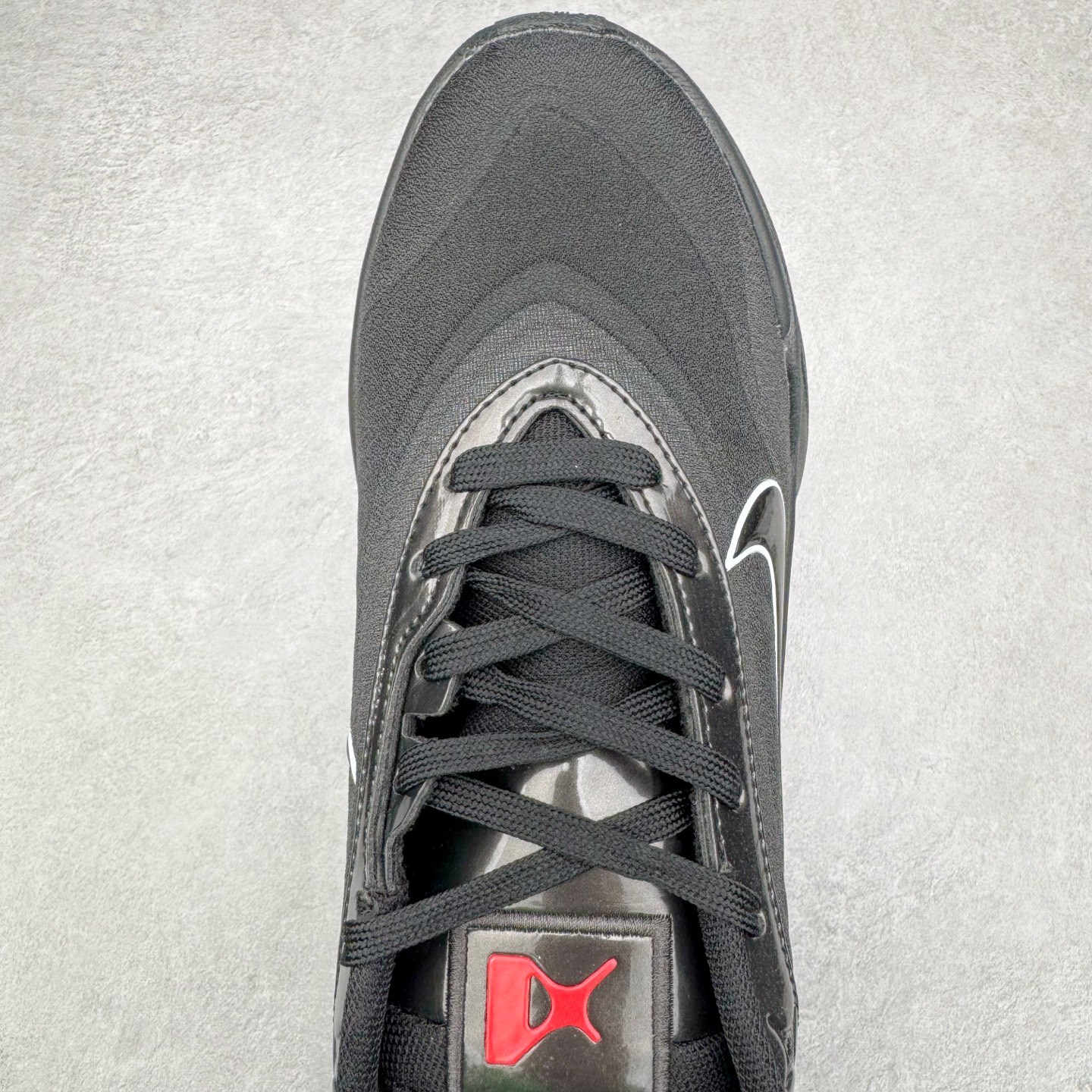 图片[4]-Nike A\’One 舒适百搭防滑耐磨低帮篮球鞋 FZ8605-100 鞋款的主人正是当今 WNBA 现役第一人阿贾·威尔逊。鞋款被命名为 Nike A’One，结合了代目和阿贾的名字，显得十分巧妙。这双鞋历经两年多的精心研发，采用先进的 Cushlon ST2 泡棉技术，提供灵敏的缓震性能，并对抓地力进行了全面革新，确保运动员在球场上能够平稳、迅速地移动。透气网眼鞋面为运动员提供了顶级的支撑效果，非常适合那些勇于挑战极限的球场勇士。尺码：40 40.5 41 42 42.5 43 44 44.5 45 46-选品中心