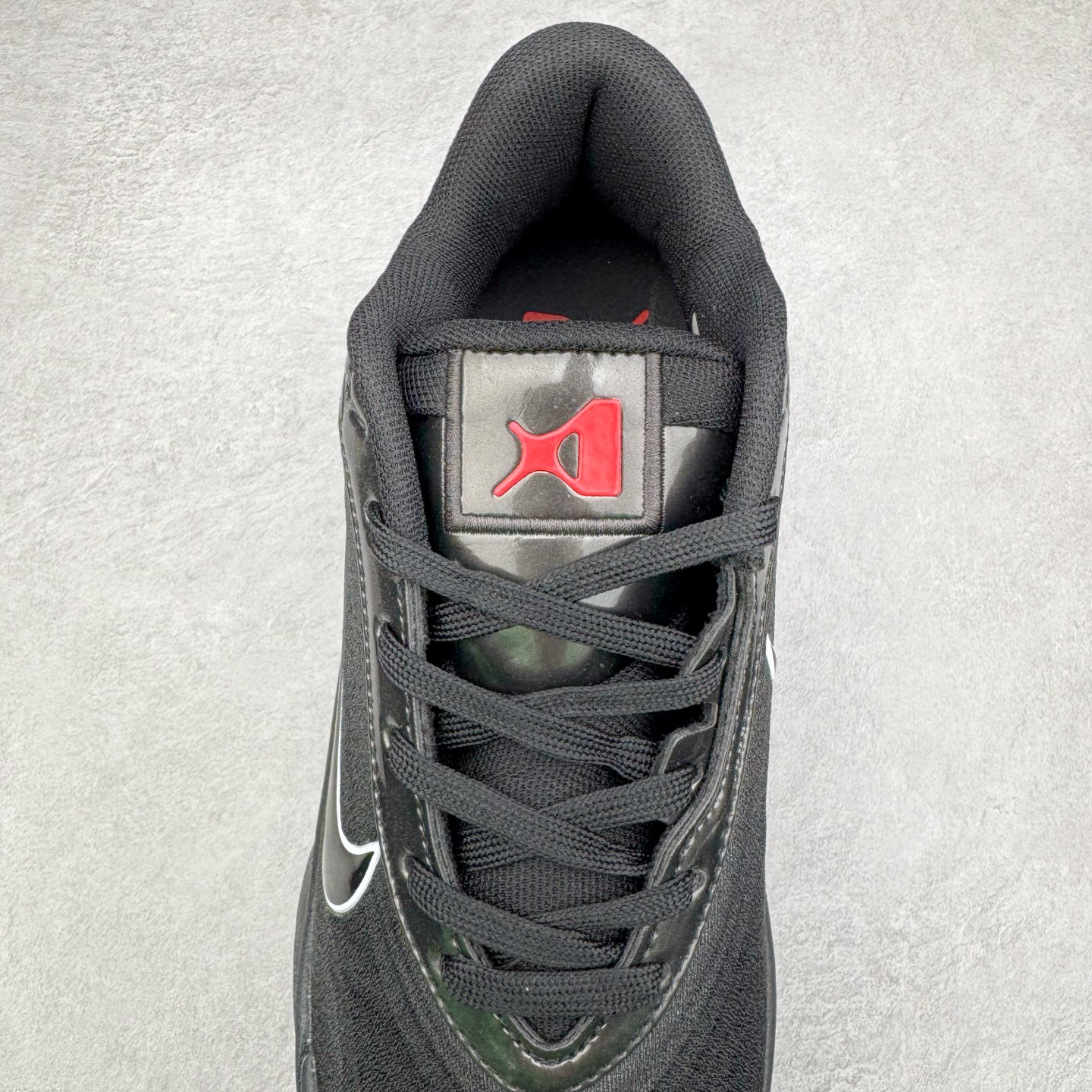 图片[5]-Nike A\’One 舒适百搭防滑耐磨低帮篮球鞋 FZ8605-100 鞋款的主人正是当今 WNBA 现役第一人阿贾·威尔逊。鞋款被命名为 Nike A’One，结合了代目和阿贾的名字，显得十分巧妙。这双鞋历经两年多的精心研发，采用先进的 Cushlon ST2 泡棉技术，提供灵敏的缓震性能，并对抓地力进行了全面革新，确保运动员在球场上能够平稳、迅速地移动。透气网眼鞋面为运动员提供了顶级的支撑效果，非常适合那些勇于挑战极限的球场勇士。尺码：40 40.5 41 42 42.5 43 44 44.5 45 46-选品中心