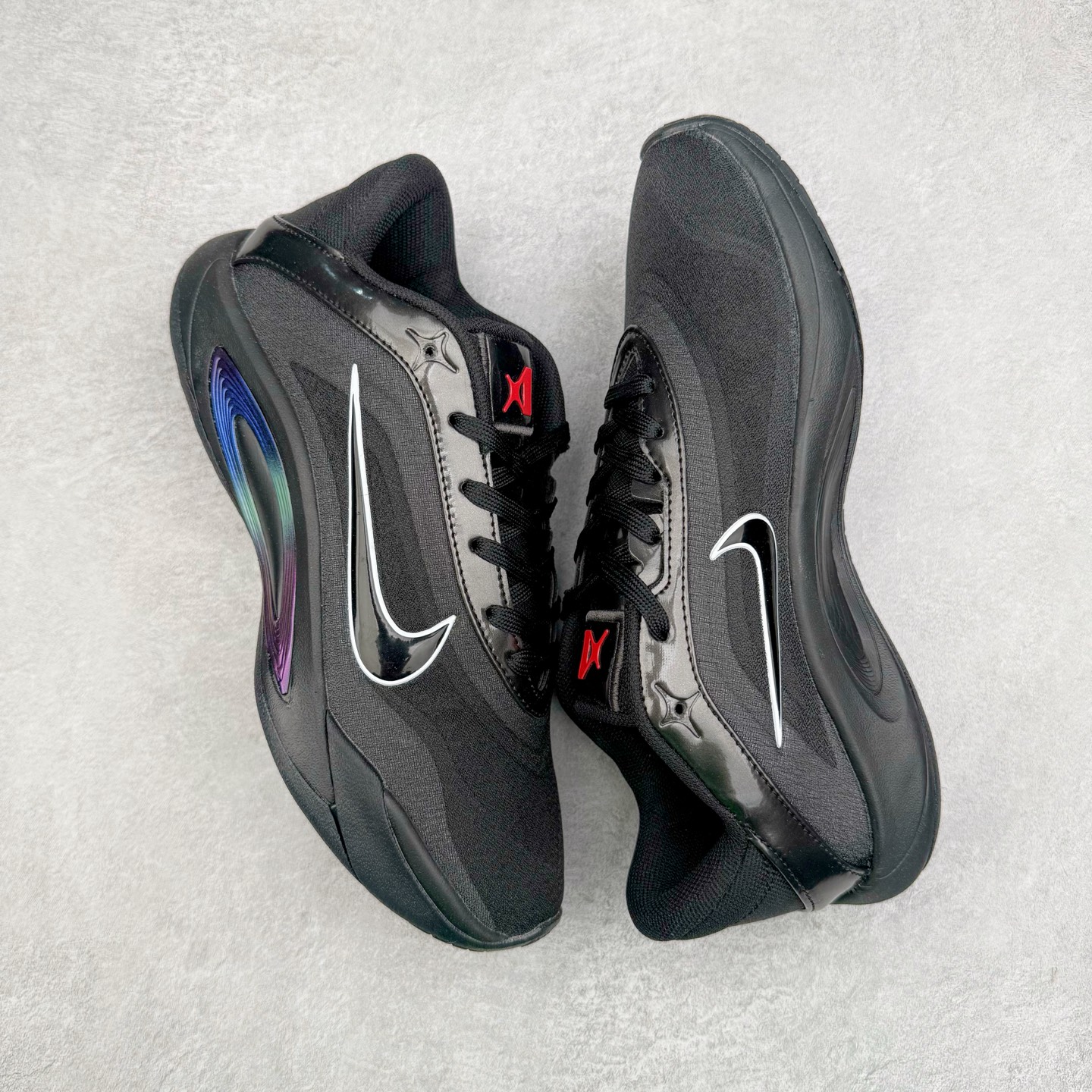 图片[3]-Nike A\’One 舒适百搭防滑耐磨低帮篮球鞋 FZ8605-100 鞋款的主人正是当今 WNBA 现役第一人阿贾·威尔逊。鞋款被命名为 Nike A’One，结合了代目和阿贾的名字，显得十分巧妙。这双鞋历经两年多的精心研发，采用先进的 Cushlon ST2 泡棉技术，提供灵敏的缓震性能，并对抓地力进行了全面革新，确保运动员在球场上能够平稳、迅速地移动。透气网眼鞋面为运动员提供了顶级的支撑效果，非常适合那些勇于挑战极限的球场勇士。尺码：40 40.5 41 42 42.5 43 44 44.5 45 46-选品中心