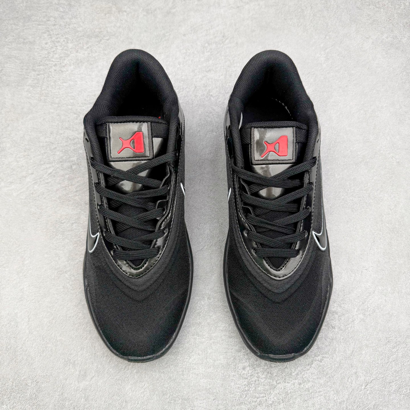 图片[2]-Nike A\’One 舒适百搭防滑耐磨低帮篮球鞋 FZ8605-100 鞋款的主人正是当今 WNBA 现役第一人阿贾·威尔逊。鞋款被命名为 Nike A’One，结合了代目和阿贾的名字，显得十分巧妙。这双鞋历经两年多的精心研发，采用先进的 Cushlon ST2 泡棉技术，提供灵敏的缓震性能，并对抓地力进行了全面革新，确保运动员在球场上能够平稳、迅速地移动。透气网眼鞋面为运动员提供了顶级的支撑效果，非常适合那些勇于挑战极限的球场勇士。尺码：40 40.5 41 42 42.5 43 44 44.5 45 46-选品中心