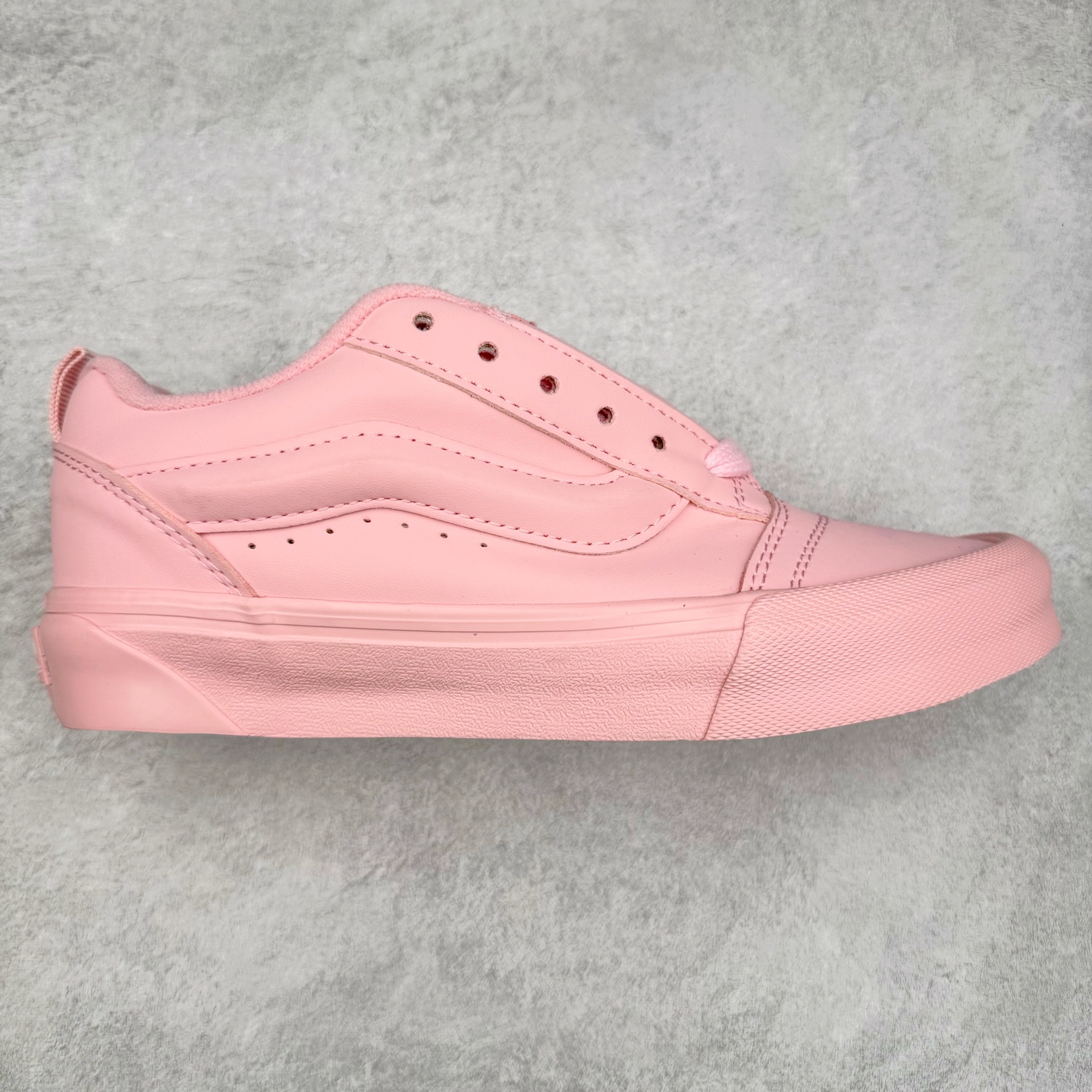 ＃福利特价 Dior B30 迪奥网眼织物低帮运动休闲鞋 该款系列采用黑网色眼织物白和色科技料面精心制 作饰以反光“CD30”图形标志 外格轻盈的刻雕效果橡胶鞋搭底配标志性点的缀提升格调 内弹部力细节塑造想理的舒适穿着体验可与各休式闲造型配搭 彰显尚时现代的运风动范 尺码：36 37 35 39 40 41 42 43 44 45-选品中心