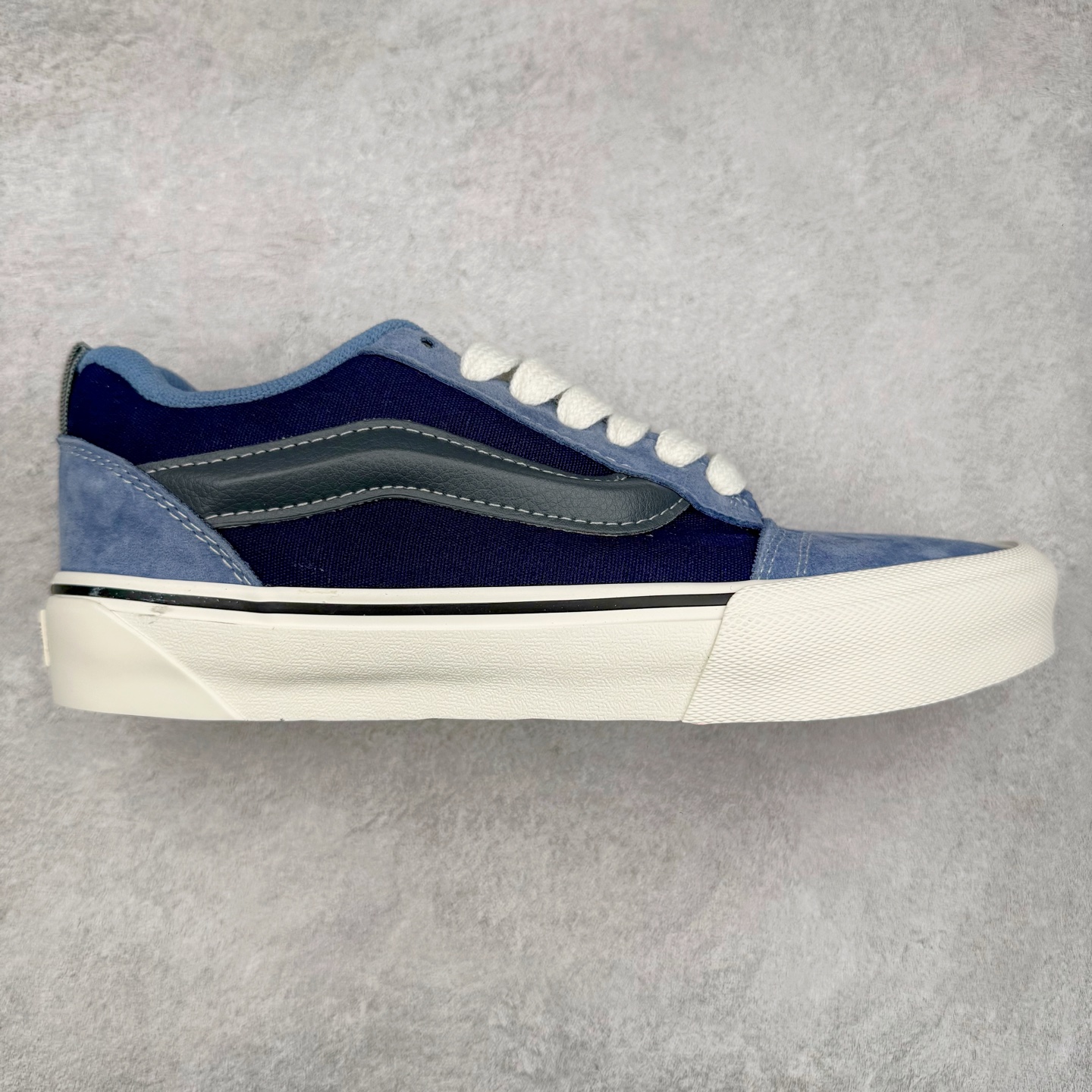 Vans Knu Skool 黑蓝拼接 官方新款 复古休闲胖胖面包鞋 肥胖版大LOGO原版全皮猪八面料 尺码：35 36 36.5 37 38 38.5 39 40 40.5 41 42 42.5 43 44 工艺：硫化1：1（重量1：1、真标、原钢印、材质标、鞋型标、合格证）-选品中心