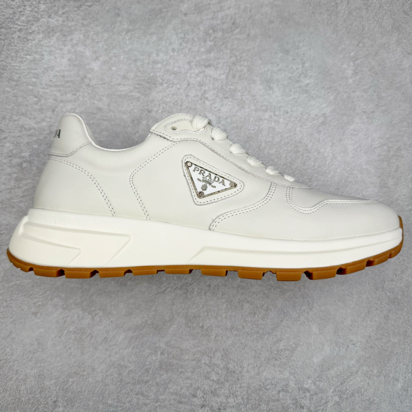 PRADA普拉达 厚底徽标系带运动休闲男鞋系列 #广东大厂品质 专柜同步 大气个性更潮更抢眼更追求档次，它将颠覆旧念，与您共度时尚潮人必备! 面料采用原版进口小牛皮 牛皮内里垫脚 橡胶发泡大底 轻便防滑耐磨 脚感舒适 款式耐看做工精细 配以简洁利落的鞋楦 彰显男人的果敢和硬朗 尺码：38-44（皮鞋码）-选品中心