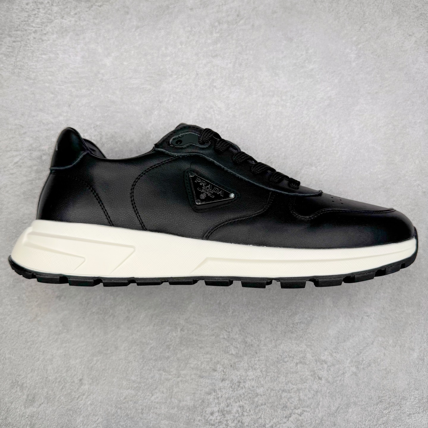 PRADA普拉达 厚底徽标系带运动休闲男鞋系列 #广东大厂品质 专柜同步 大气个性更潮更抢眼更追求档次，它将颠覆旧念，与您共度时尚潮人必备! 面料采用原版进口小牛皮 牛皮内里垫脚 橡胶发泡大底 轻便防滑耐磨 脚感舒适 款式耐看做工精细 配以简洁利落的鞋楦 彰显男人的果敢和硬朗 尺码：38-44（皮鞋码）-选品中心