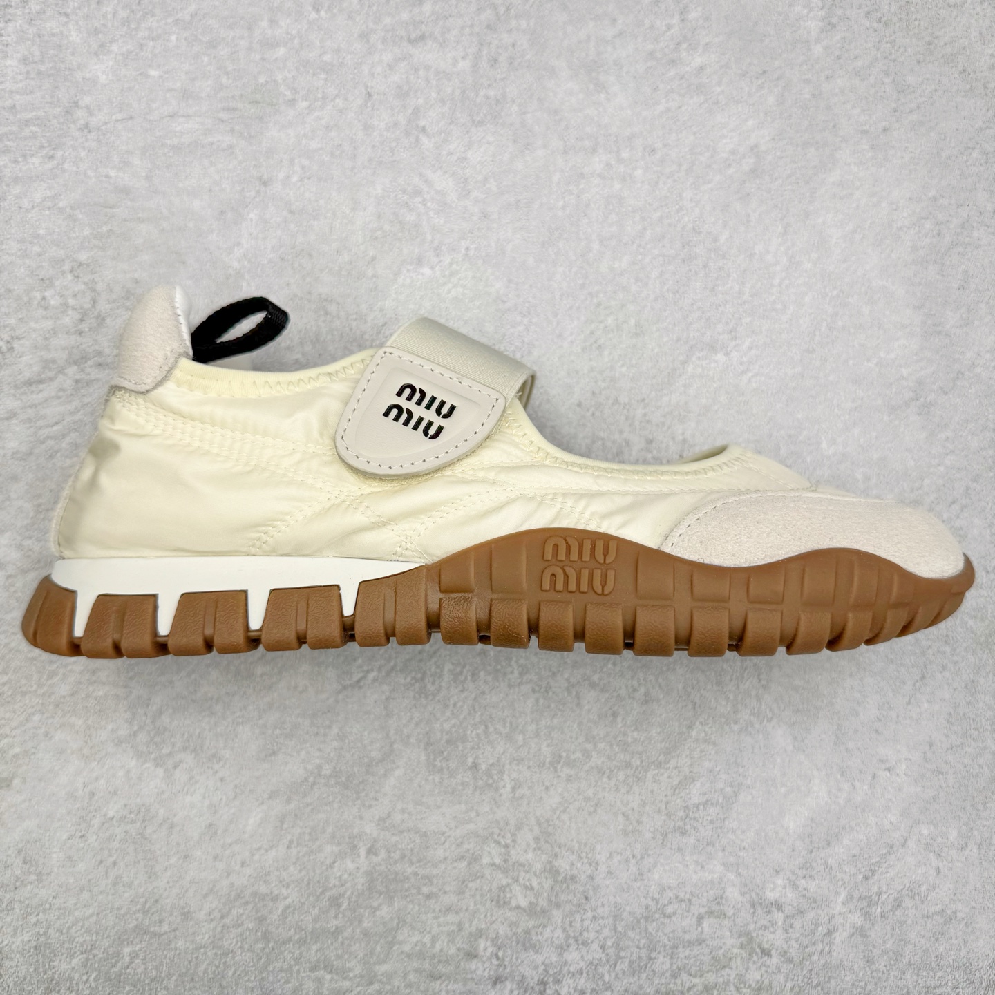 Miumiu 25ss Tyre系列春夏新款 饼干鞋 阿甘鞋休闲运动鞋Miumiu最新爆款 前卫大胆的设计，风格融于此款厚底帆布运动鞋的简约线条，别致徽标饰于鞋舌与背面，点缀复古设计，平添标志性元素！厚底设计定义前卫的现代风格，这款Tyre集优雅气质与运动功能于一身，动感橡胶鞋底柔韧耐磨，令人联想起轮胎花纹，橡胶鞋底除了增加了这双鞋的复古属性外也增加了防滑功能鞋面由科技织物和麂皮制成，融合运动与时尚、功能与优雅，表达了Miu Miu的核心精神 尺码：35-40-选品中心