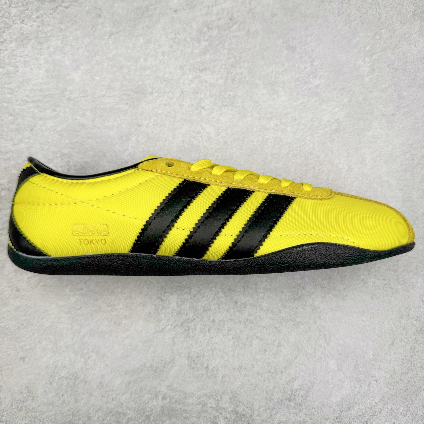 AD Originals Tokyo 东京限定系列复古百搭薄底德训风低帮休闲运动T头鞋 JI3299 ORIGINALS 挖掘复古运动基因，文 将经典与现代完美融合，推出薄底鞋系列，引起潮流趋势。此次COSTS带来的是ADIDAS ORIGINALS TOKYO系列黑白两款百搭配色，鞋款鞋面舒适贴合脚面， 同时采用柔软材质，穿着轻便舒适；中底缓震性能，鞋底有一定弹性，日常穿搭舒适且防滑。尺码：35⅔ 36 36⅔ 37⅓ 38 38⅔ 39⅓ 40 40⅔ 41⅓ 42 42⅔ 43⅓ 44 45-选品中心