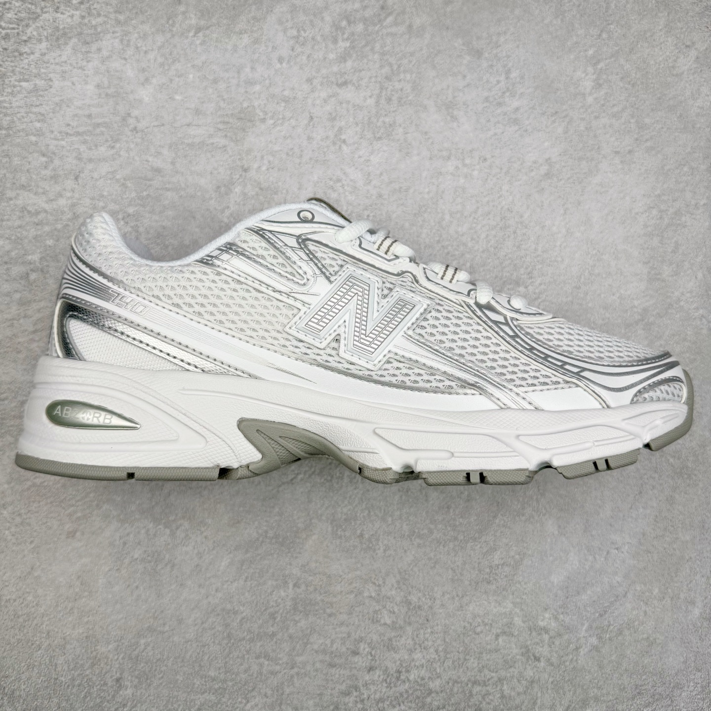 ＃DT纯原 New Balance MR740 NB新百伦系列复古老爹风休闲运动慢跑鞋 采用轻质牛剖革拼接透气网眼衬垫织物鞋面材质 T-Beam大底提供足步弓支撑 保持步态稳定#后跟搭载外露缓震胶 鞋身整体以各种深浅不一的灰色覆盖 鞋头以淡蓝色调装饰，网眼衬垫通过不规律的色块实现做旧的美感 泛黄的鞋底更是进一步增添了复古气息 尺码：36 37 37.5 38 38.5 39.5 40 40.5 41.5 42 42.5 43 44 44.5 45-选品中心