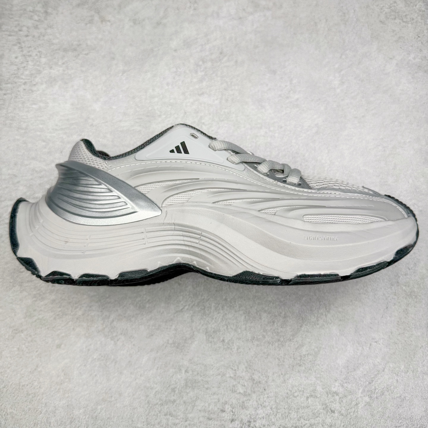 AD XLG MTW系列 舒适百搭防滑耐磨低帮跑步鞋老爹鞋 JS1501 鞋面采用贯穿式银条 完整的线条流畅度带来充分的视觉享受 鞋舌若隐若现的LOGO充满神秘感 夸张的鞋后跟幅度设计 线条感延伸至后跟标志三条杆彰显adidas调性 中底采用LIGHT STRIKE科技 在满足穿搭属性的同时提供舒适的脚感 完整的流线型设计语言 从鞋面贯穿到鞋底以及鞋花纹路 颜值与实力兼具 秀场与日常皆融 未来已来 让我们继续期待 实拍调校N版已经零色差零失真 百分百还原实物色彩所见即所得 不存在货不对板色差等低级问题 选购参考实物拍摄 不混卖不参货 只用心做好货严格选品 承诺混一赔十 尺码：36 36.5 37.5 38 38.5 39 40 40.5 41 42 42.5 43 44 44.5 45-选品中心