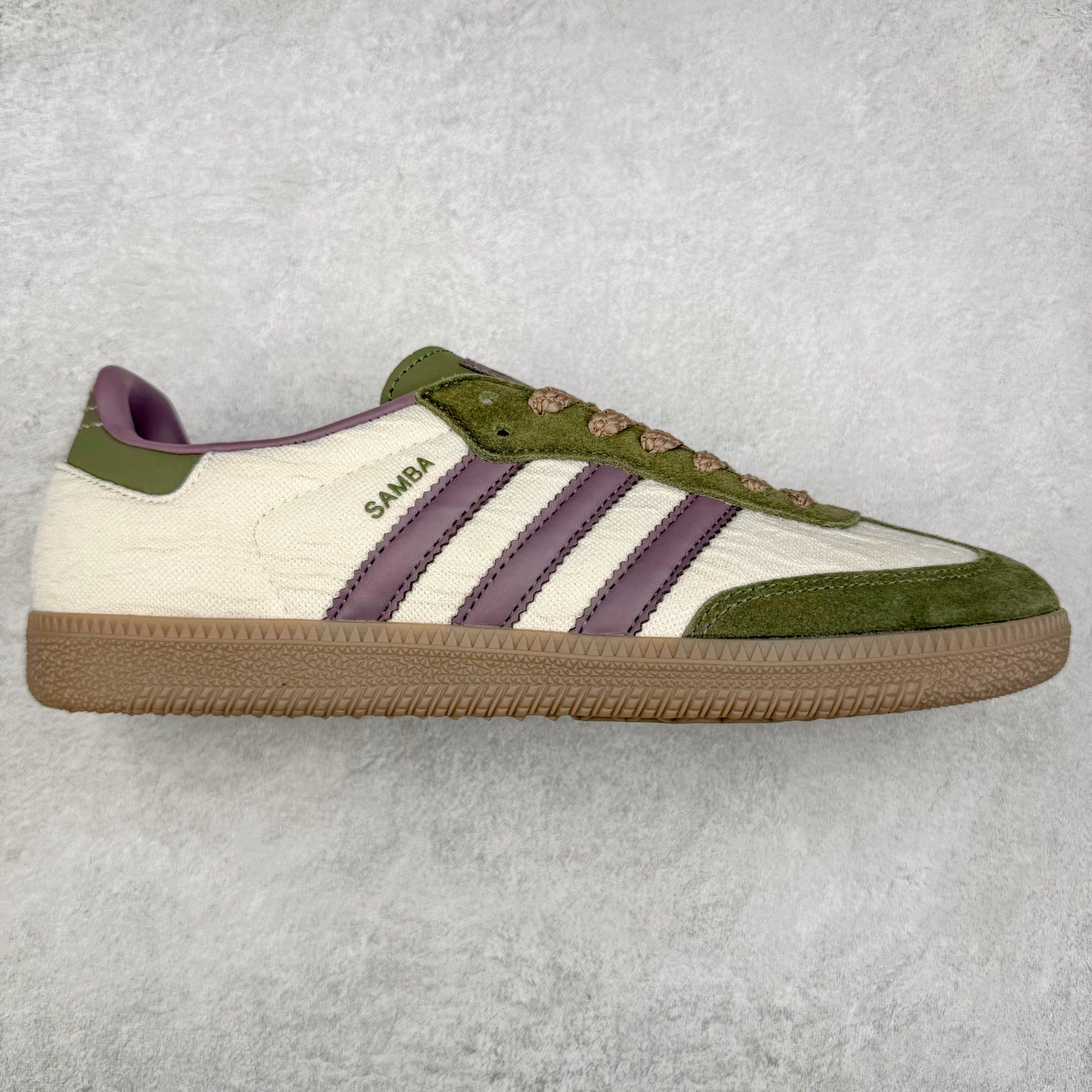 AD Original Samba OG 复古经典轻便板鞋 JP5675 这款桑巴鞋展示了高质量的工艺 带有装饰的超锁缝制和无缝的手感 柔软、柔软的皮革造型和标志性的3条纹完成了精致的外观 正规合身鞋带 鞋面上有绒面鞋垫 橡胶鞋底 享受正畸套筒软感 自50年代首次亮相以来就一直在赢得粉丝的青睐 尺码：36 36.5 37.5 38 38.5 39 40 40.5 41 42 42.5 43 44 44.5 45-选品中心