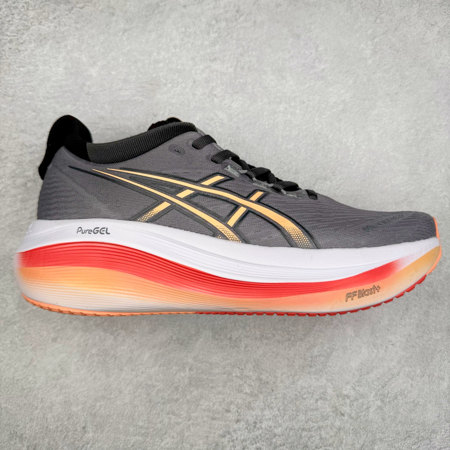 Asics GEL-Nimbus 27 亚瑟士缓震跑鞋 近年复古风潮的势头很旺 ASICS一直坚信保持身体的健康与活力是打造健康快乐的生活方式的最佳途径 ASICS为复古鞋型注入新设计 为玩家的街头穿搭提供了更多可能 GEL-NIMBUSTM9运动鞋最初是为中立和仰卧跑步者设计的长距离训练器 采用原始材料和关键细节重新设计 其Y2K时代的工业外观也被大胆的对比和色块所抵消 尺码：36 36.5 37.5 38 38.5 39 40 40.5 41.5 42 42.5 43.5 44 44.5 45-选品中心