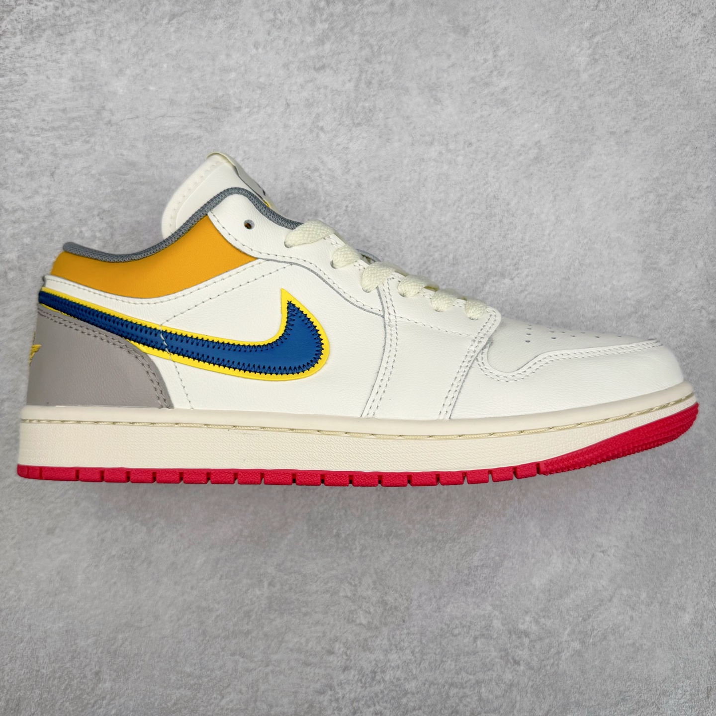 ＃DT纯原 Air Jordan AJ1 Low 低帮 帆白黄 HV4511-133 终端优势供应 市面中低帮最具代表性版本没有之一 口碑大厂出品 品控大底版型不断改良更新 全套原纸板楦头开发 确保原汁原味 完美呈现版型 完美零毛边处理 原厂内置全掌气垫 价格定位良心 平台专用代工流水线出品 一眼公司既视感 拿到手的一瞬间就与众不同 碾压市面所有版本 全部原鞋开发 每一个配色都会采购原鞋确认细节 打破市面看图做货无好货之说 尺码：35.5 36 36.5 37.5 38 38.5 39 40 40.5 41 42 42.5 43 44 44.5 45 46-选品中心