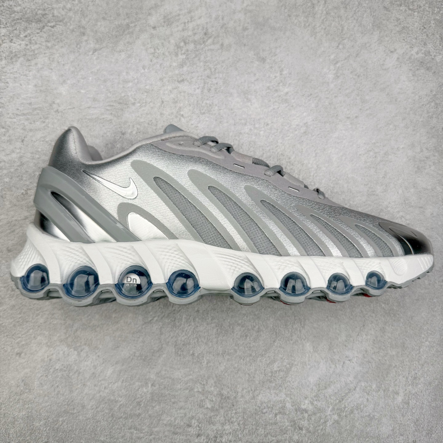 NK Air Max DN8 全掌科技气垫缓震运动跑鞋 HF5509-001 DN8的核心亮点在于其八腔气垫结构 根据不同部位设定的气压值专为行走设计 提供卓越的舒适感 鞋面的设计让人联想到上世纪90年代末至2000年代初的多款Air Max 中底上系列圆形孔洞引发了热议 不少人将其与竞争品牌的缓震技术进行比较 例如K-SWISS 2010年代初推出的Tubes技 及以多孔鞋底闻名的品牌 尺码：36 36.5 37.5 38 38.5 39 40 40.5 41 42 42.5 43 44 44.5 45-选品中心