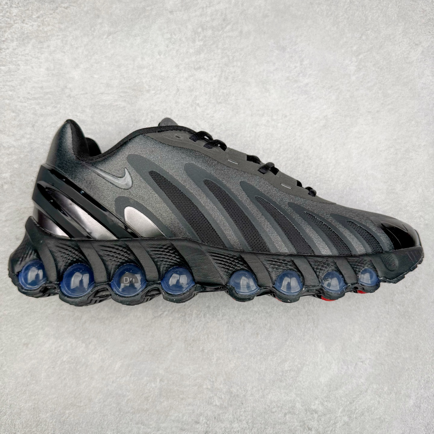 NK Air Max DN8 全掌科技气垫缓震运动跑鞋 HF5509-002 DN8的核心亮点在于其八腔气垫结构 根据不同部位设定的气压值专为行走设计 提供卓越的舒适感 鞋面的设计让人联想到上世纪90年代末至2000年代初的多款Air Max 中底上系列圆形孔洞引发了热议 不少人将其与竞争品牌的缓震技术进行比较 例如K-SWISS 2010年代初推出的Tubes技 及以多孔鞋底闻名的品牌 尺码：36 36.5 37.5 38 38.5 39 40 40.5 41 42 42.5 43 44 44.5 45-选品中心